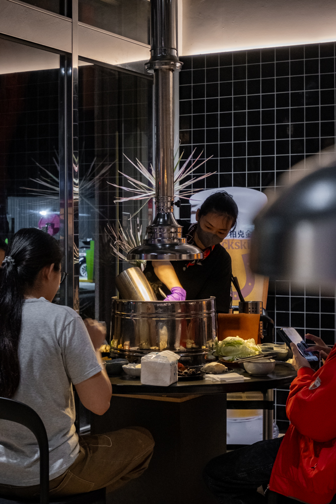 桃園｜東東石頭火鍋｜青埔最新開幕 現切高級肉品 近百種蔬菜火鍋料