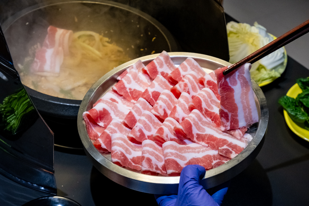 桃園｜東東石頭火鍋｜青埔最新開幕 現切高級肉品 近百種蔬菜火鍋料