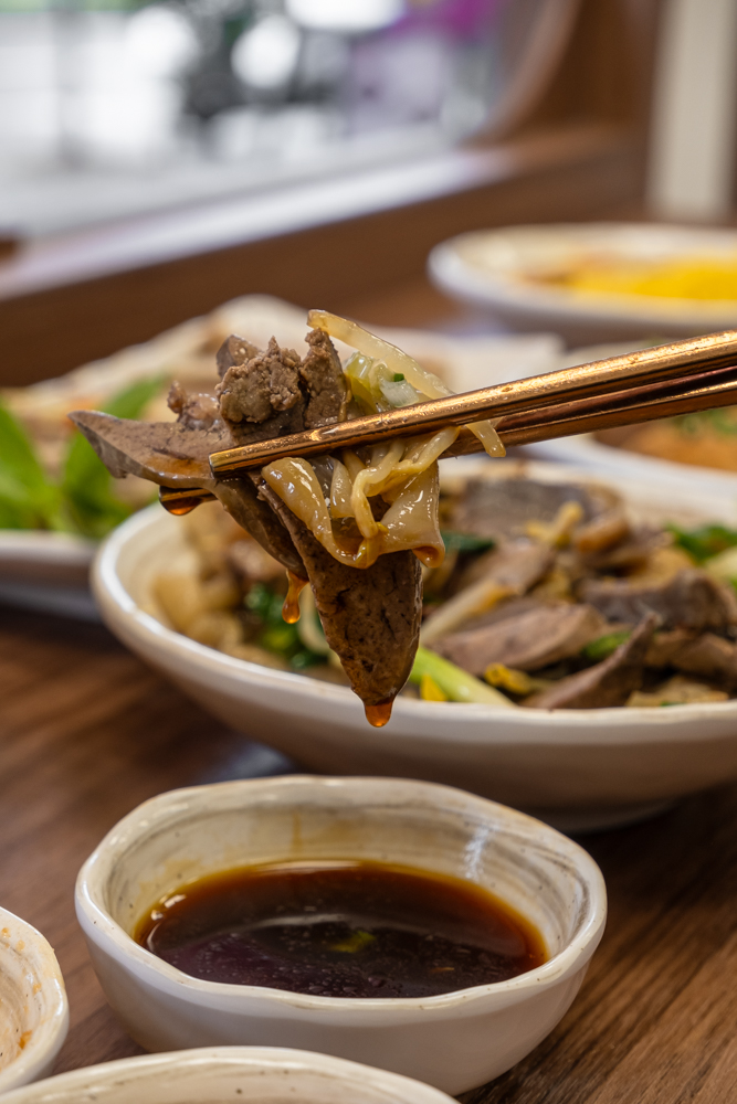 嘉義｜偶鵝嚐嚐｜鵝肉溫體直送 銅板價的鵝肉飯插旗嘉義