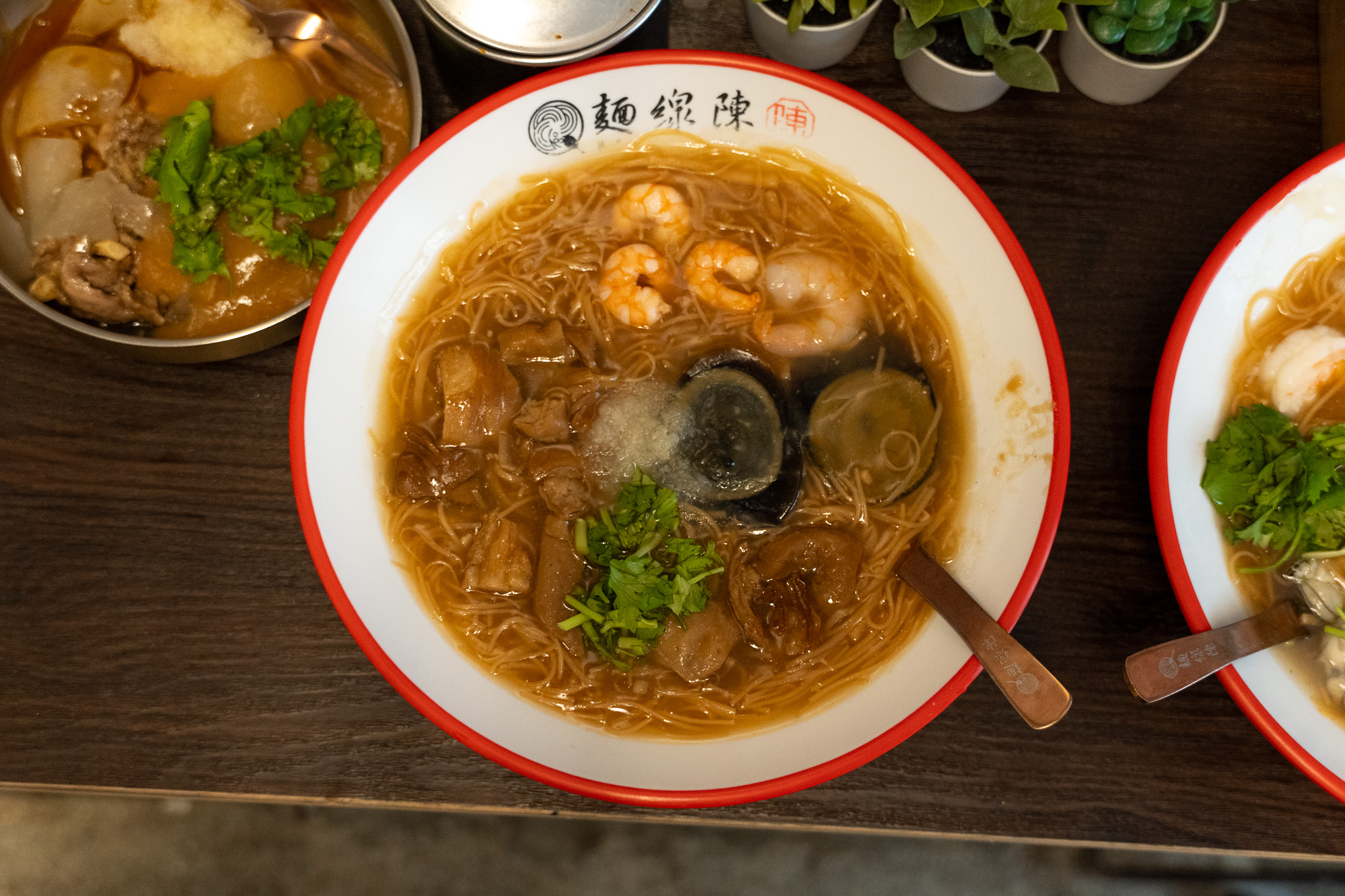 台北|麵線陳專業麵線 內湖創始總店|蒜香加皮蛋堪稱絕配的麵線配料 還有蝦子 一碗居然不到百元 台北|麵線陳專業麵線 內湖創始總店|蒜香加皮蛋堪稱絕配的麵線配料 還有蝦子 一碗居然不到百元