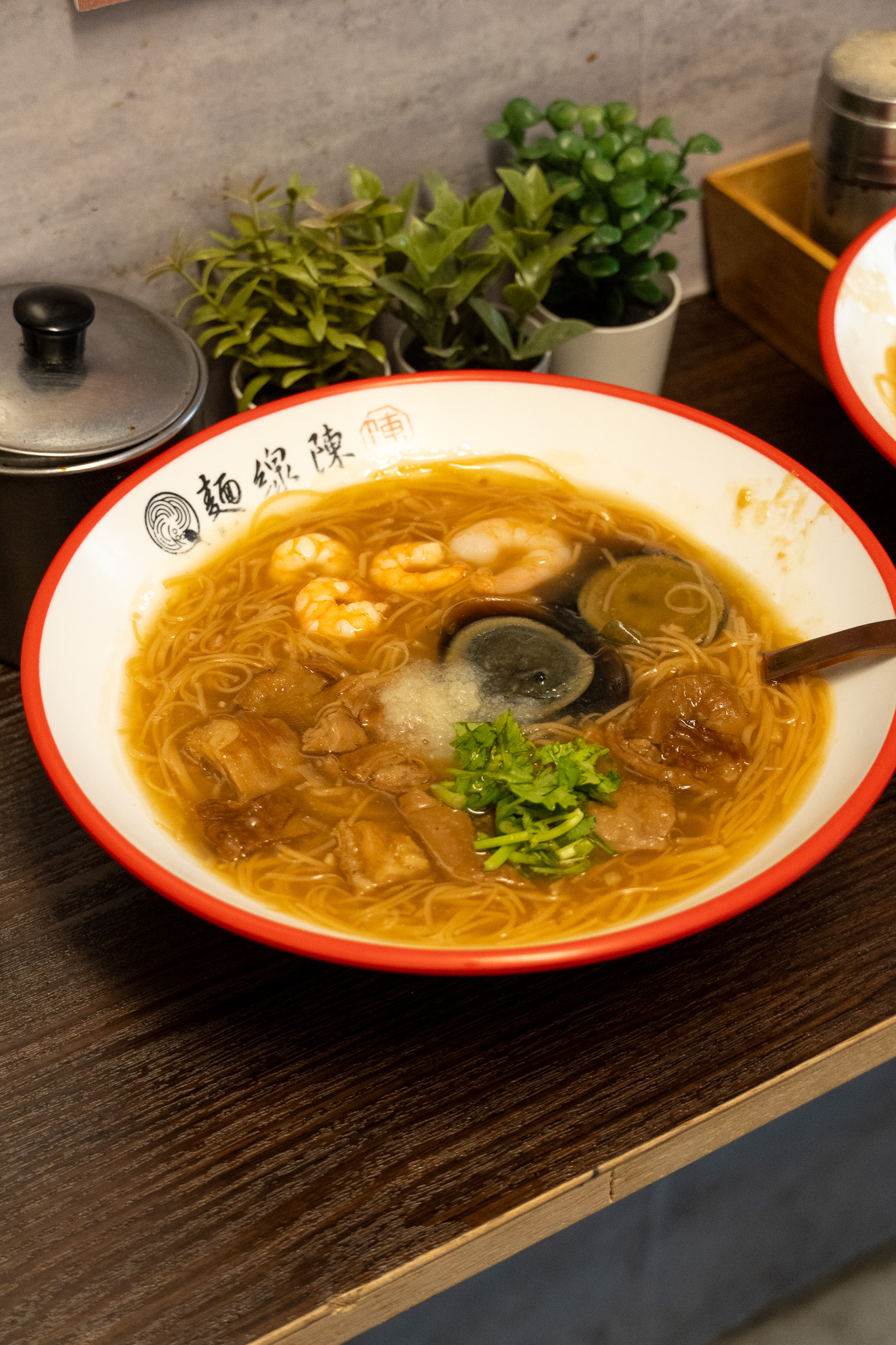 台北|麵線陳專業麵線 內湖創始總店|蒜香加皮蛋堪稱絕配的麵線配料 還有蝦子 一碗居然不到百元 台北|麵線陳專業麵線 內湖創始總店|蒜香加皮蛋堪稱絕配的麵線配料 還有蝦子 一碗居然不到百元