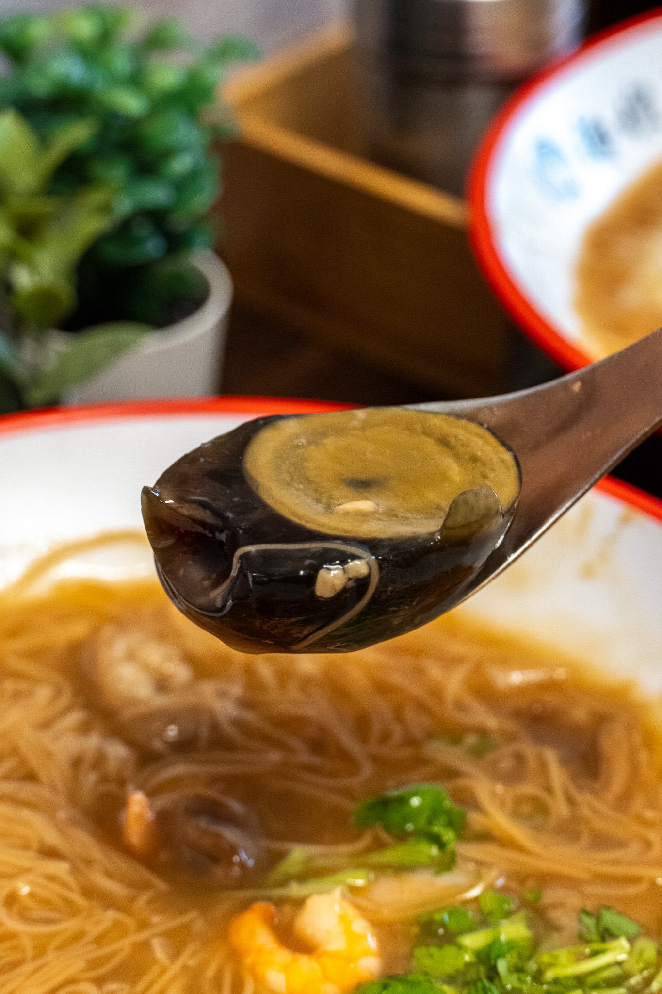 台北|麵線陳專業麵線 內湖創始總店|蒜香加皮蛋堪稱絕配的麵線配料 還有蝦子 一碗居然不到百元 台北|麵線陳專業麵線 內湖創始總店|蒜香加皮蛋堪稱絕配的麵線配料 還有蝦子 一碗居然不到百元
