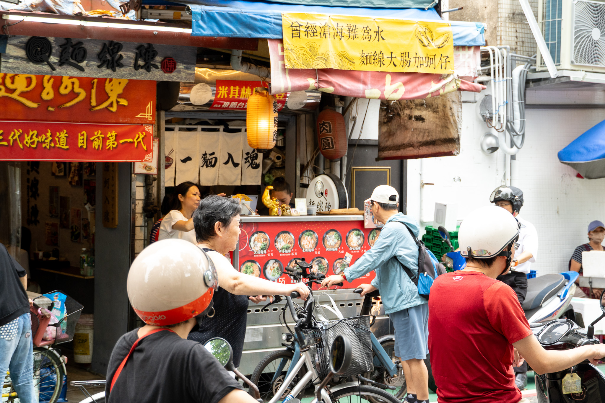 台北|麵線陳專業麵線 內湖創始總店|蒜香加皮蛋堪稱絕配的麵線配料 還有蝦子 一碗居然不到百元 台北|麵線陳專業麵線 內湖創始總店|蒜香加皮蛋堪稱絕配的麵線配料 還有蝦子 一碗居然不到百元
