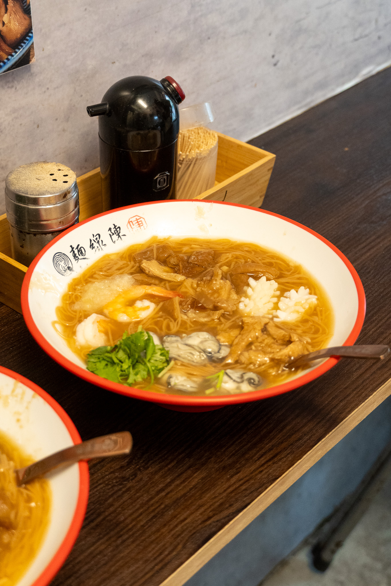 台北|麵線陳專業麵線 內湖創始總店|蒜香加皮蛋堪稱絕配的麵線配料 還有蝦子 一碗居然不到百元 台北|麵線陳專業麵線 內湖創始總店|蒜香加皮蛋堪稱絕配的麵線配料 還有蝦子 一碗居然不到百元