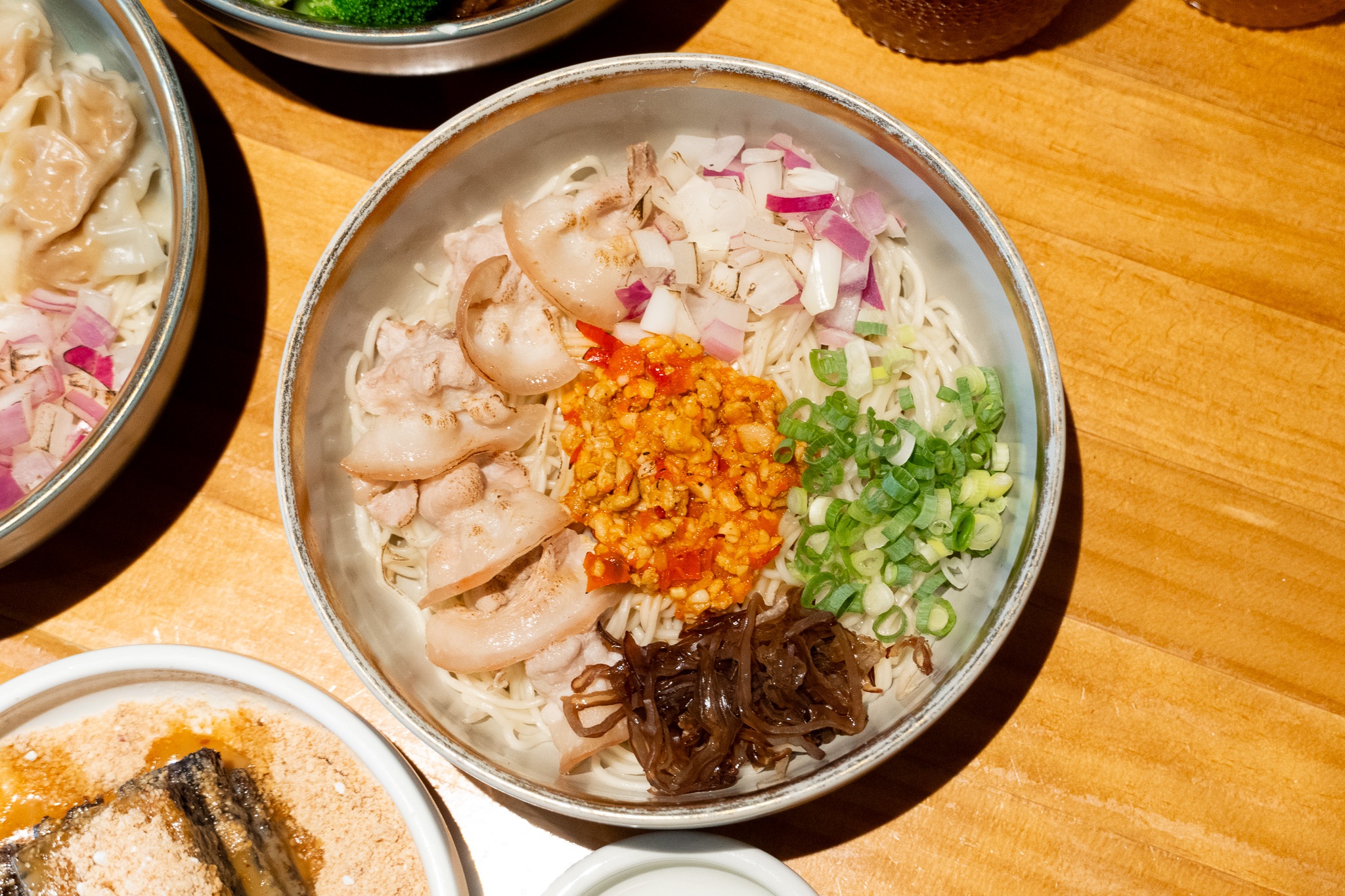 台中|發愣吃 VARMT 勤美店|一碗麵的溫度 藏著他們從旅途帶回的熱情與故事 台中|發愣吃 VARMT 勤美店|一碗麵的溫度 藏著他們從旅途帶回的熱情與故事