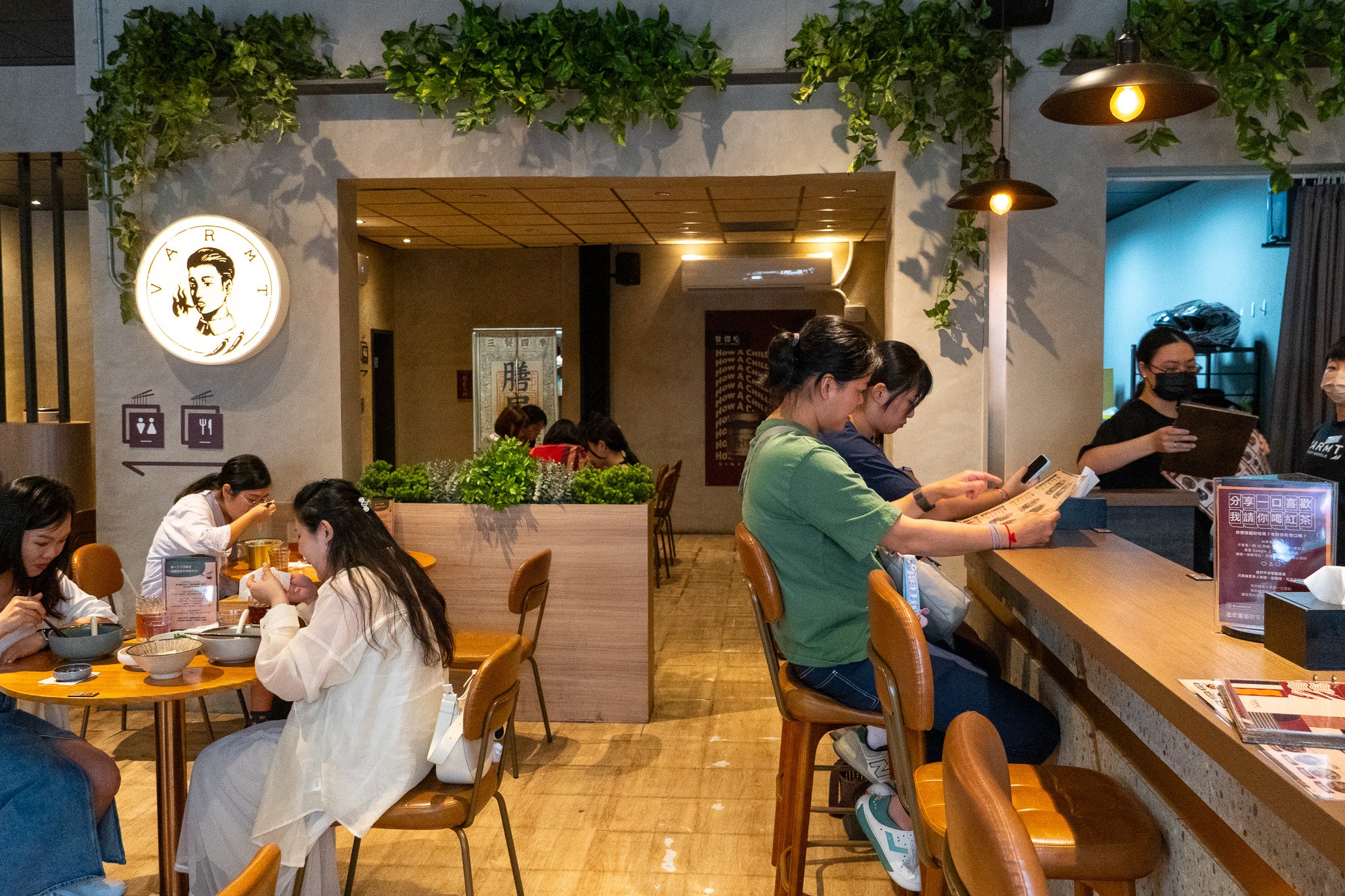 台中|發愣吃 VARMT 勤美店|一碗麵的溫度 藏著他們從旅途帶回的熱情與故事 台中|發愣吃 VARMT 勤美店|一碗麵的溫度 藏著他們從旅途帶回的熱情與故事