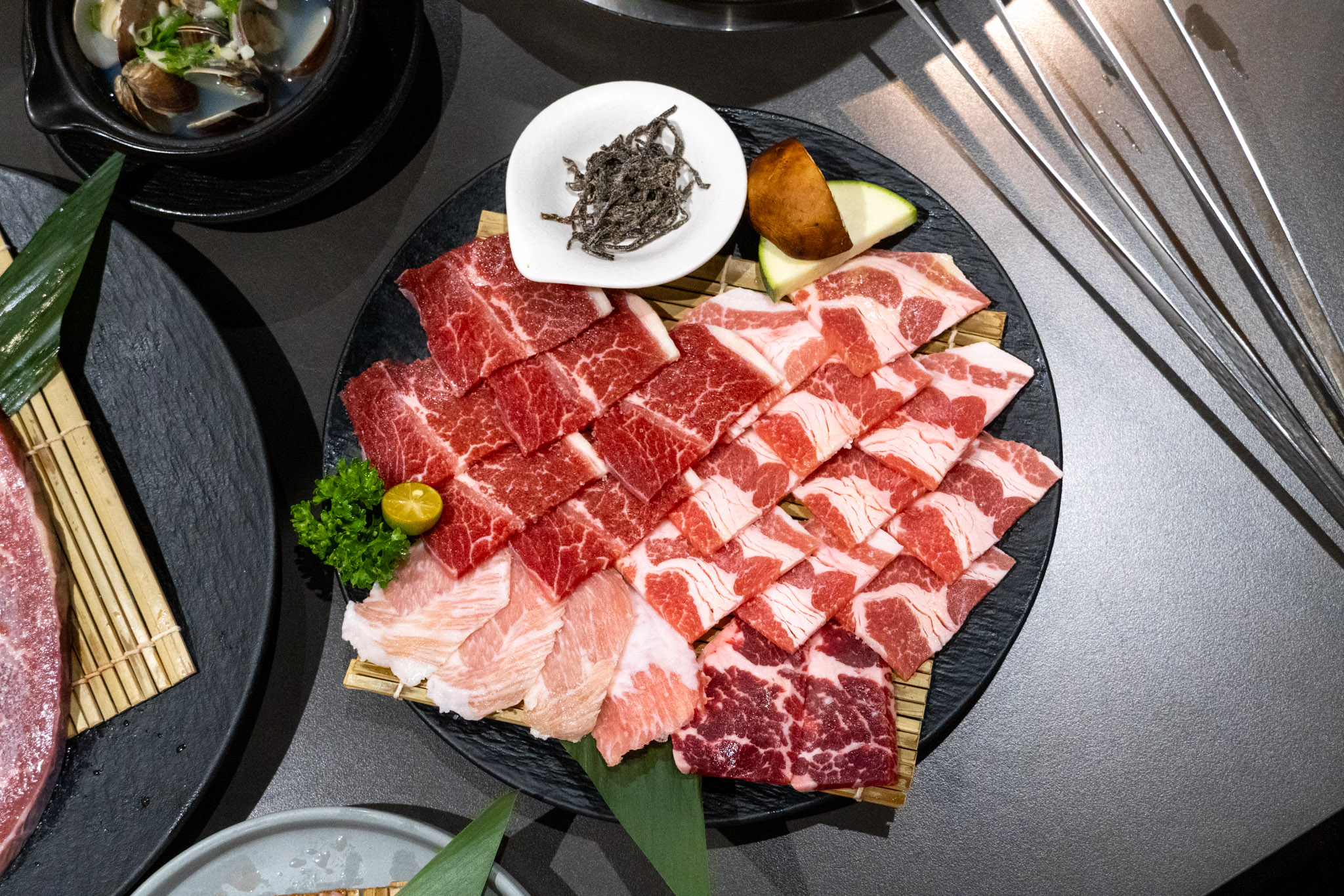 高雄｜伊氣燒肉｜燒肉控注意 三拼拼盤一次嚐到三種肉質 滷牛舌飯香到不行