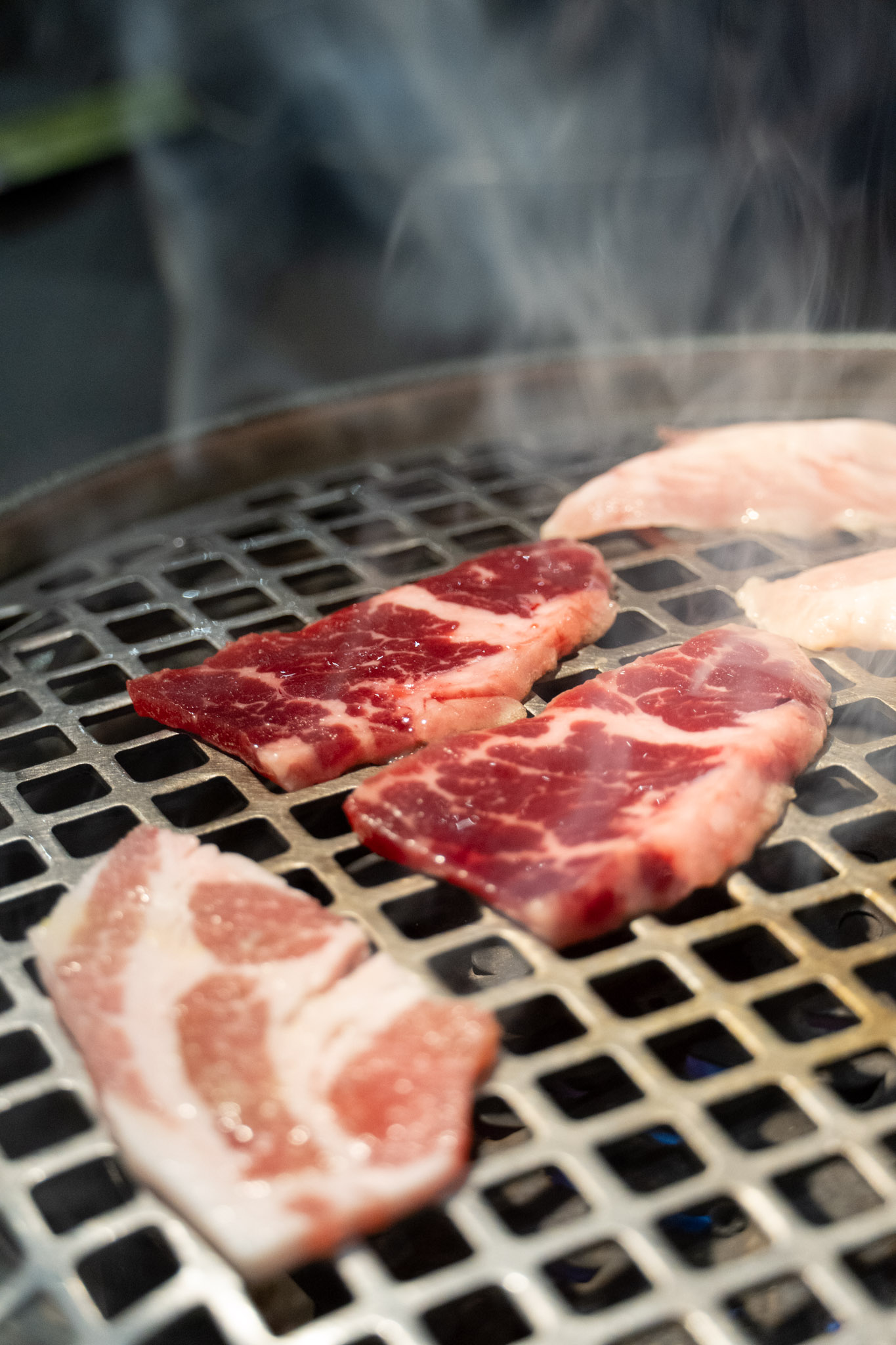 高雄｜伊氣燒肉｜燒肉控注意 三拼拼盤一次嚐到三種肉質 滷牛舌飯香到不行