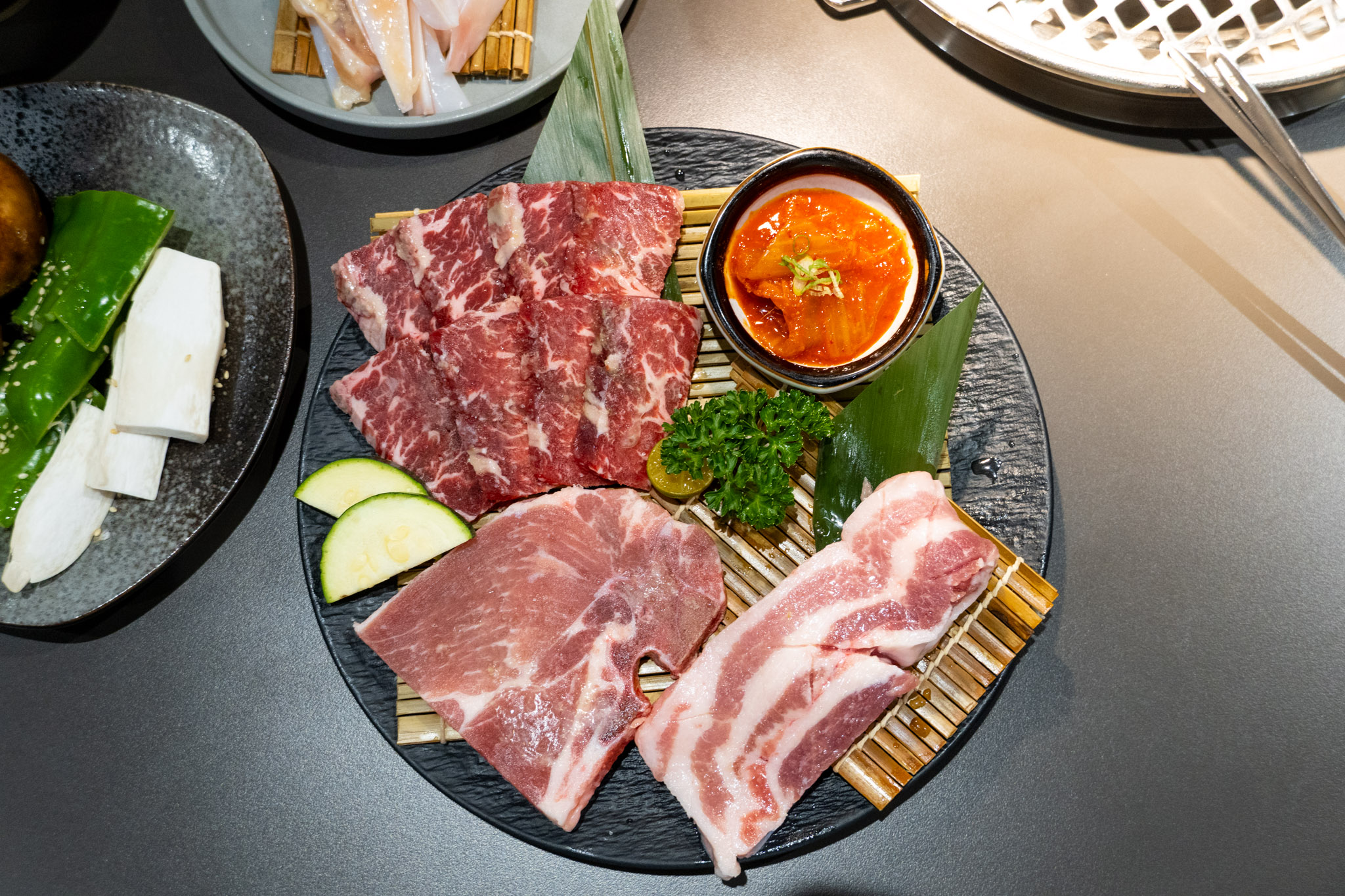 高雄｜伊氣燒肉｜燒肉控注意 三拼拼盤一次嚐到三種肉質 滷牛舌飯香到不行