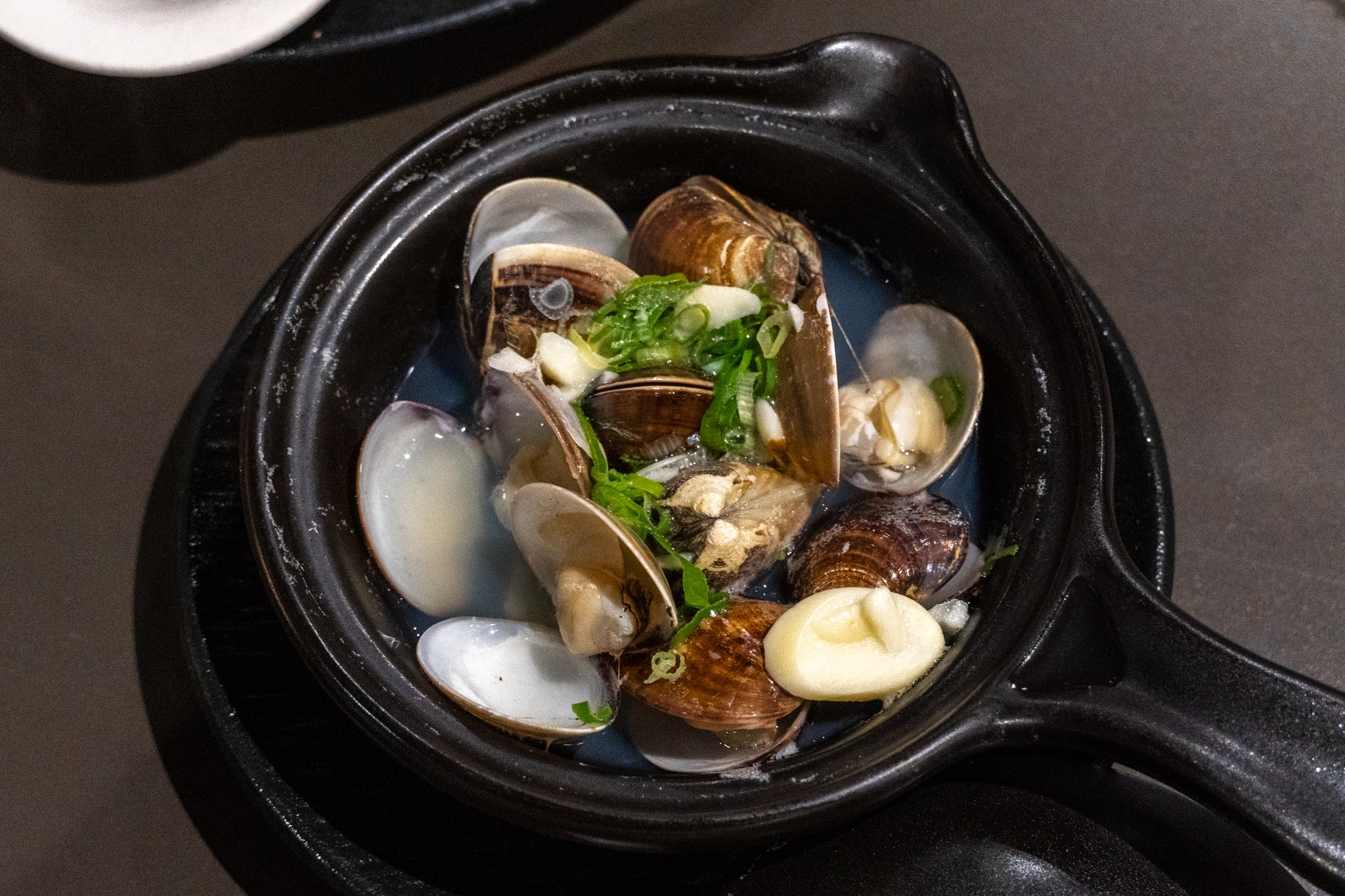 高雄｜伊氣燒肉｜燒肉控注意 三拼拼盤一次嚐到三種肉質 滷牛舌飯香到不行