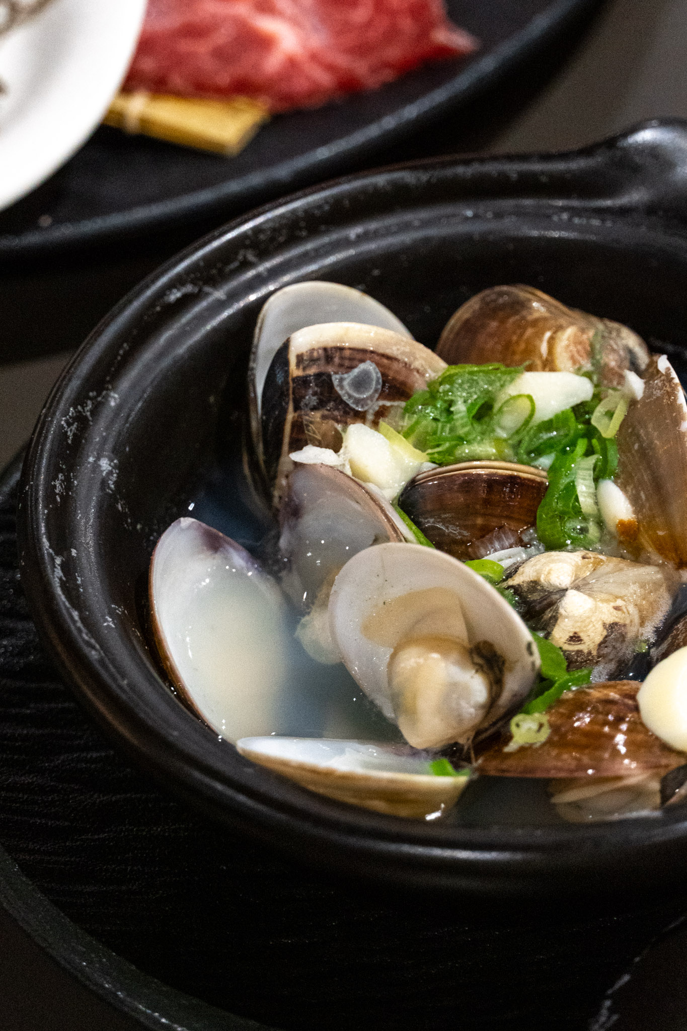 高雄｜伊氣燒肉｜燒肉控注意 三拼拼盤一次嚐到三種肉質 滷牛舌飯香到不行