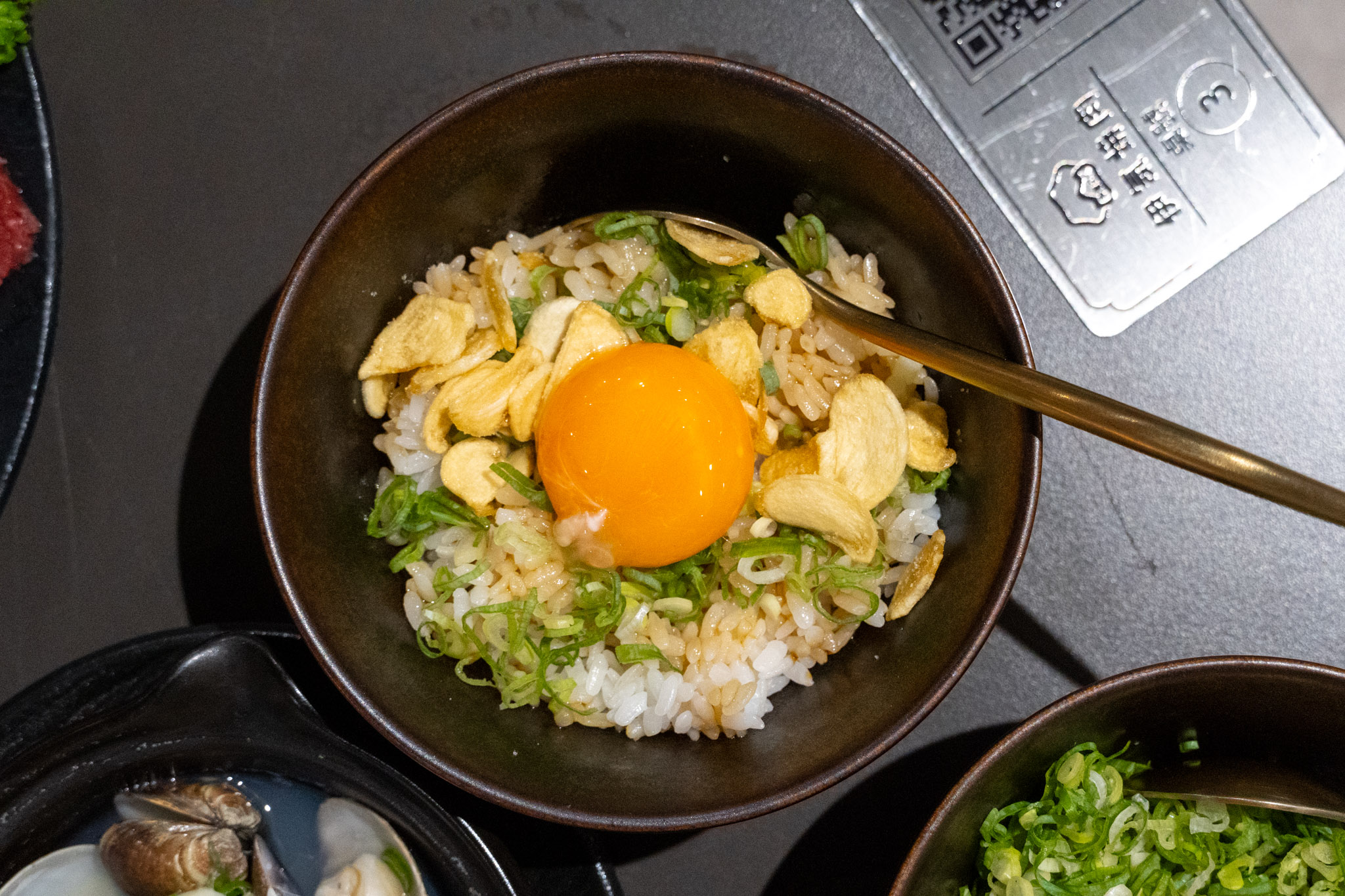 高雄｜伊氣燒肉｜燒肉控注意 三拼拼盤一次嚐到三種肉質 滷牛舌飯香到不行