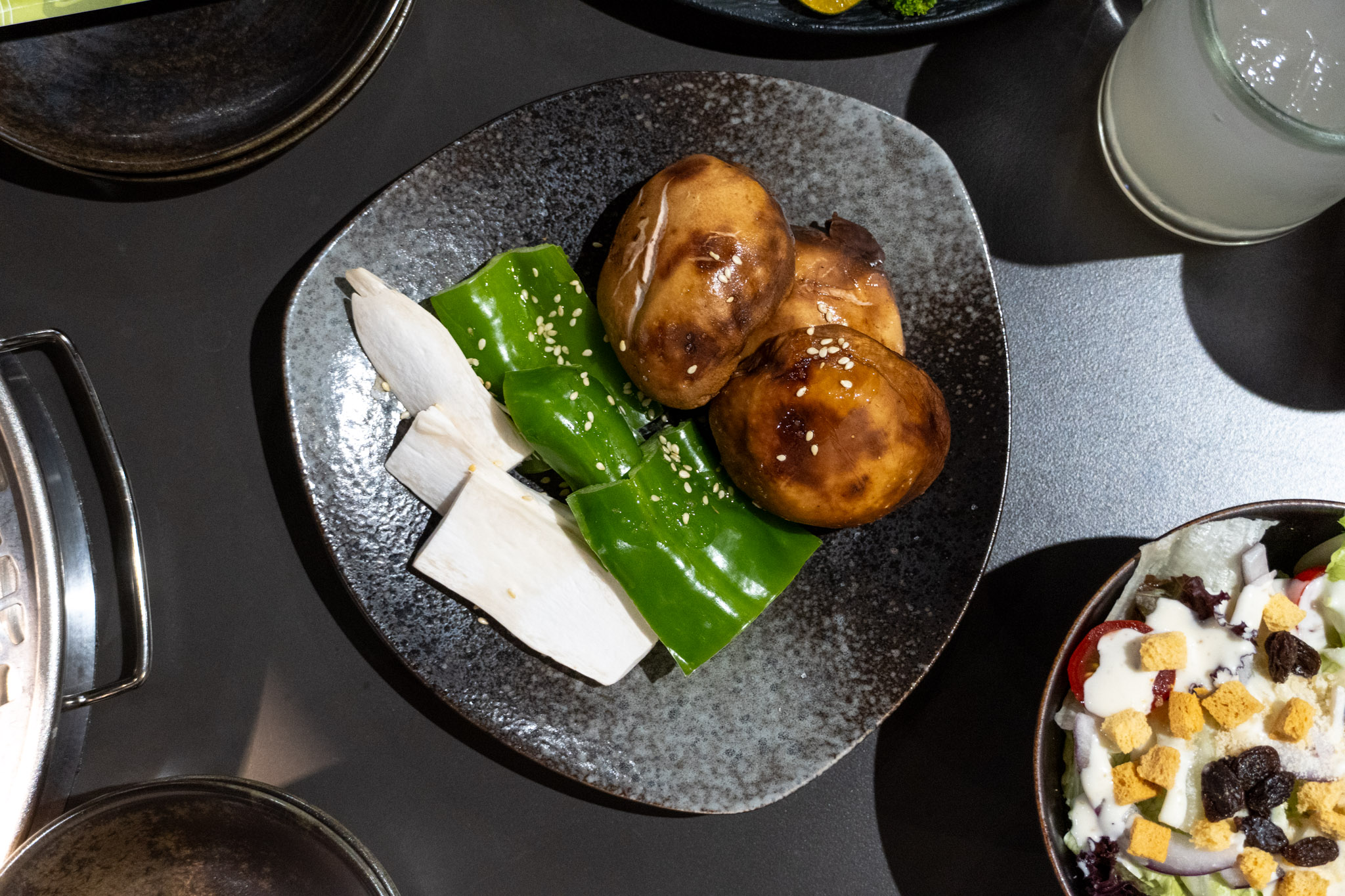 高雄｜伊氣燒肉｜燒肉控注意 三拼拼盤一次嚐到三種肉質 滷牛舌飯香到不行