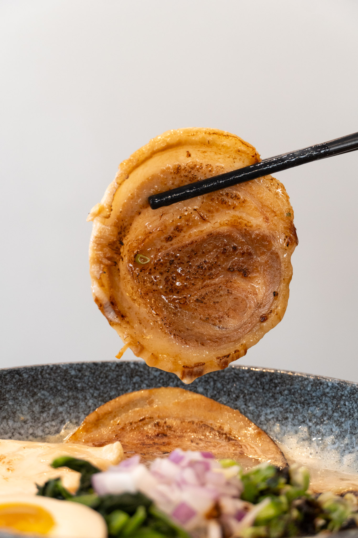 桃園|拉麵夫人 八德店|桃園超濃郁拉麵 一吃就回不去的黑蒜雞白湯 桃園|拉麵夫人 八德店|桃園超濃郁拉麵 一吃就回不去的黑蒜雞白湯