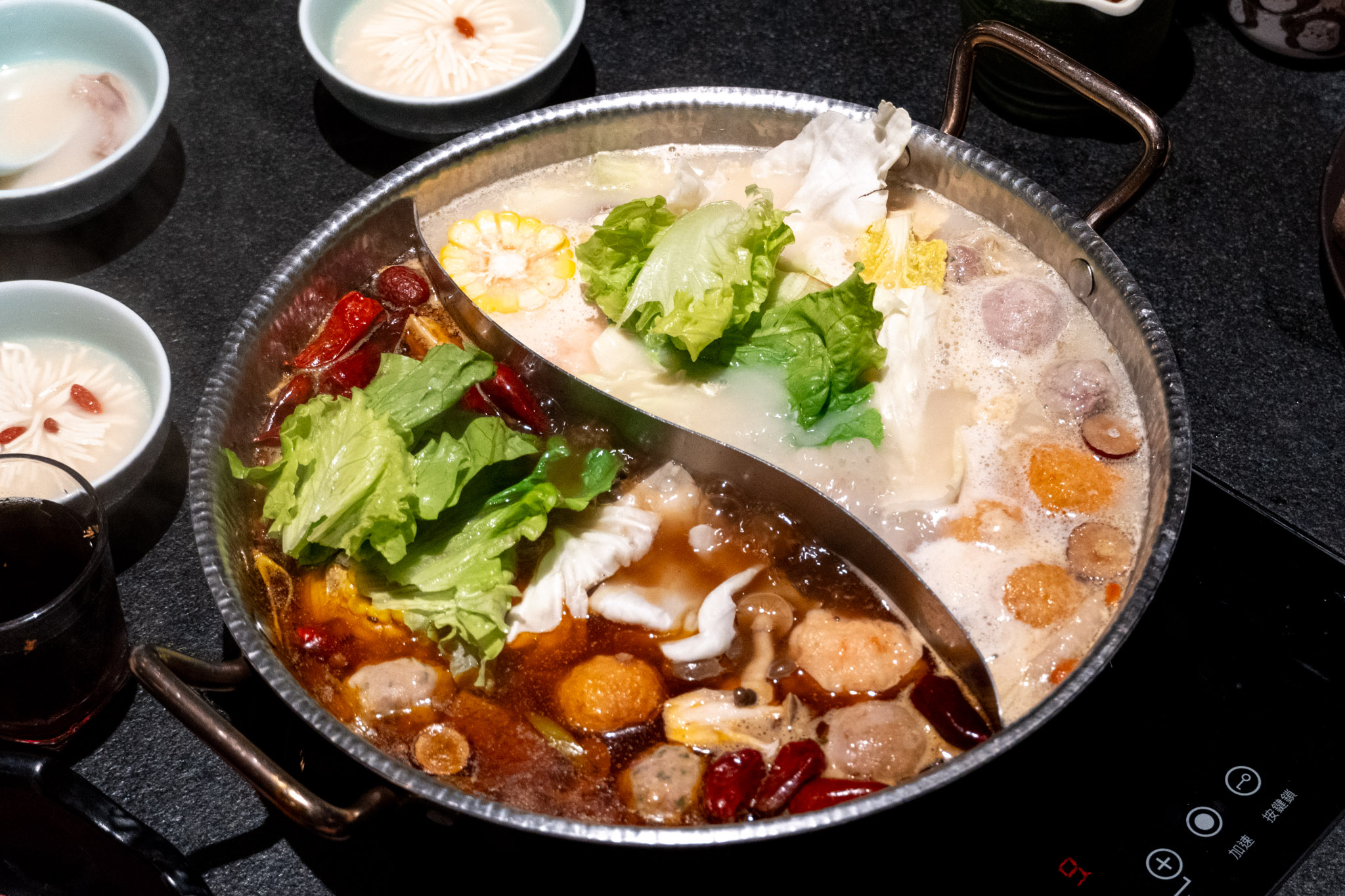 台北|撈王鍋物料理 信義ATT店|從胡椒豬肚雞的香氣開始 一煲四味的粵式火鍋 溫暖了全家的心 台北|撈王鍋物料理 信義ATT店|從胡椒豬肚雞的香氣開始 一煲四味的粵式火鍋 溫暖了全家的心