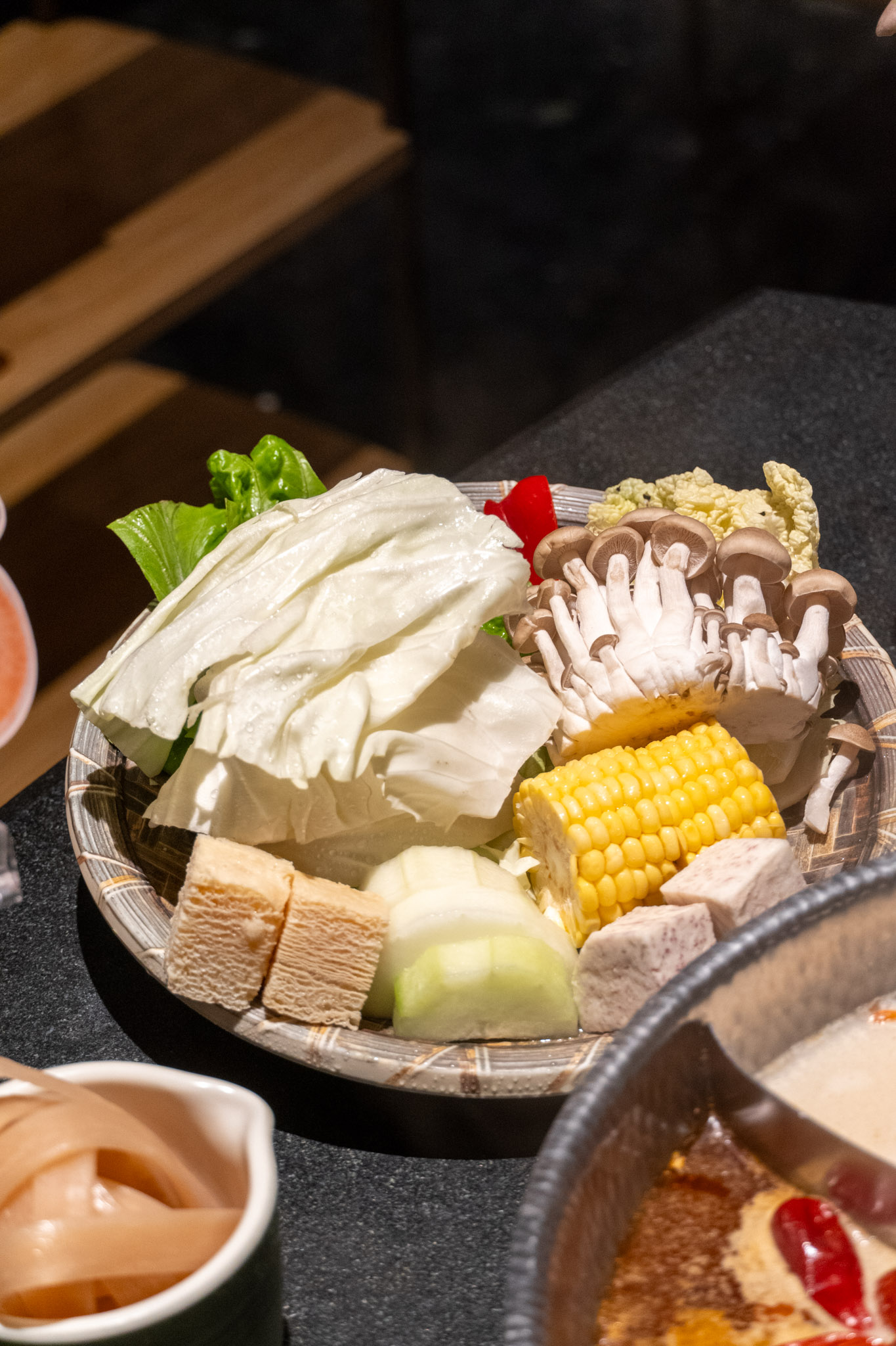 台北|撈王鍋物料理 信義ATT店|從胡椒豬肚雞的香氣開始 一煲四味的粵式火鍋 溫暖了全家的心 台北|撈王鍋物料理 信義ATT店|從胡椒豬肚雞的香氣開始 一煲四味的粵式火鍋 溫暖了全家的心