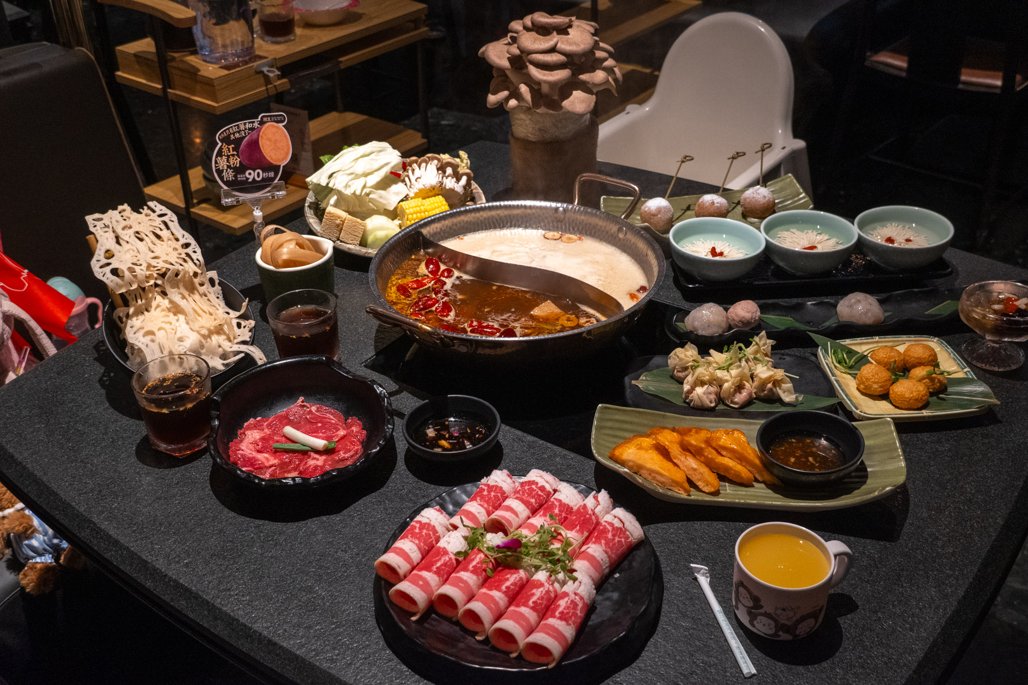 台北|撈王鍋物料理 信義ATT店|從胡椒豬肚雞的香氣開始 一煲四味的粵式火鍋 溫暖了全家的心 台北|撈王鍋物料理 信義ATT店|從胡椒豬肚雞的香氣開始 一煲四味的粵式火鍋 溫暖了全家的心