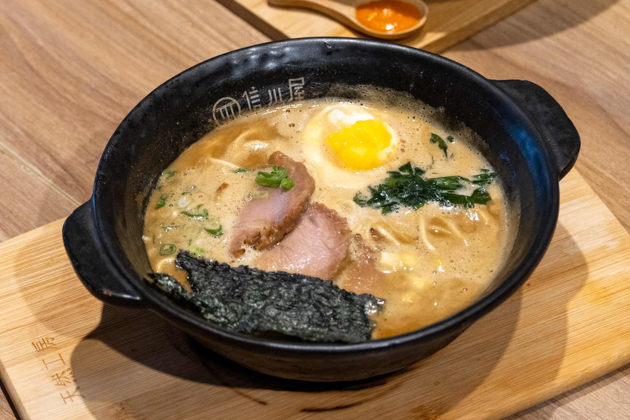 台中｜信川屋博多豚骨拉麵店｜勤美隱藏巷弄激推拉麵店 一吃就回不去的彩虹拉麵