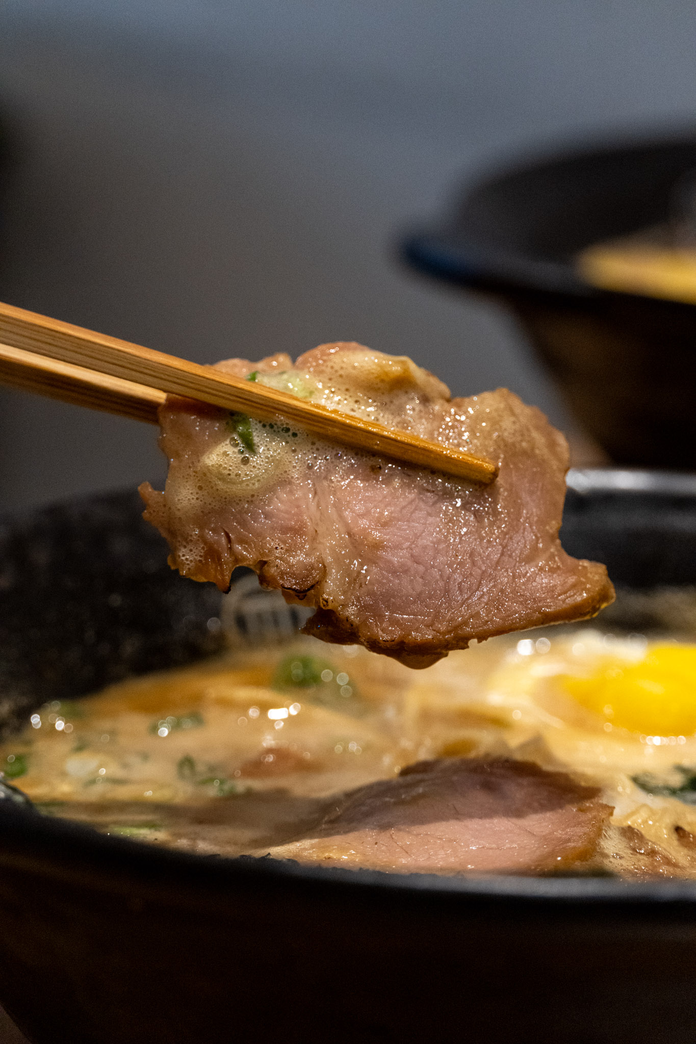 台中｜信川屋博多豚骨拉麵店｜勤美隱藏巷弄激推拉麵店 一吃就回不去的彩虹拉麵