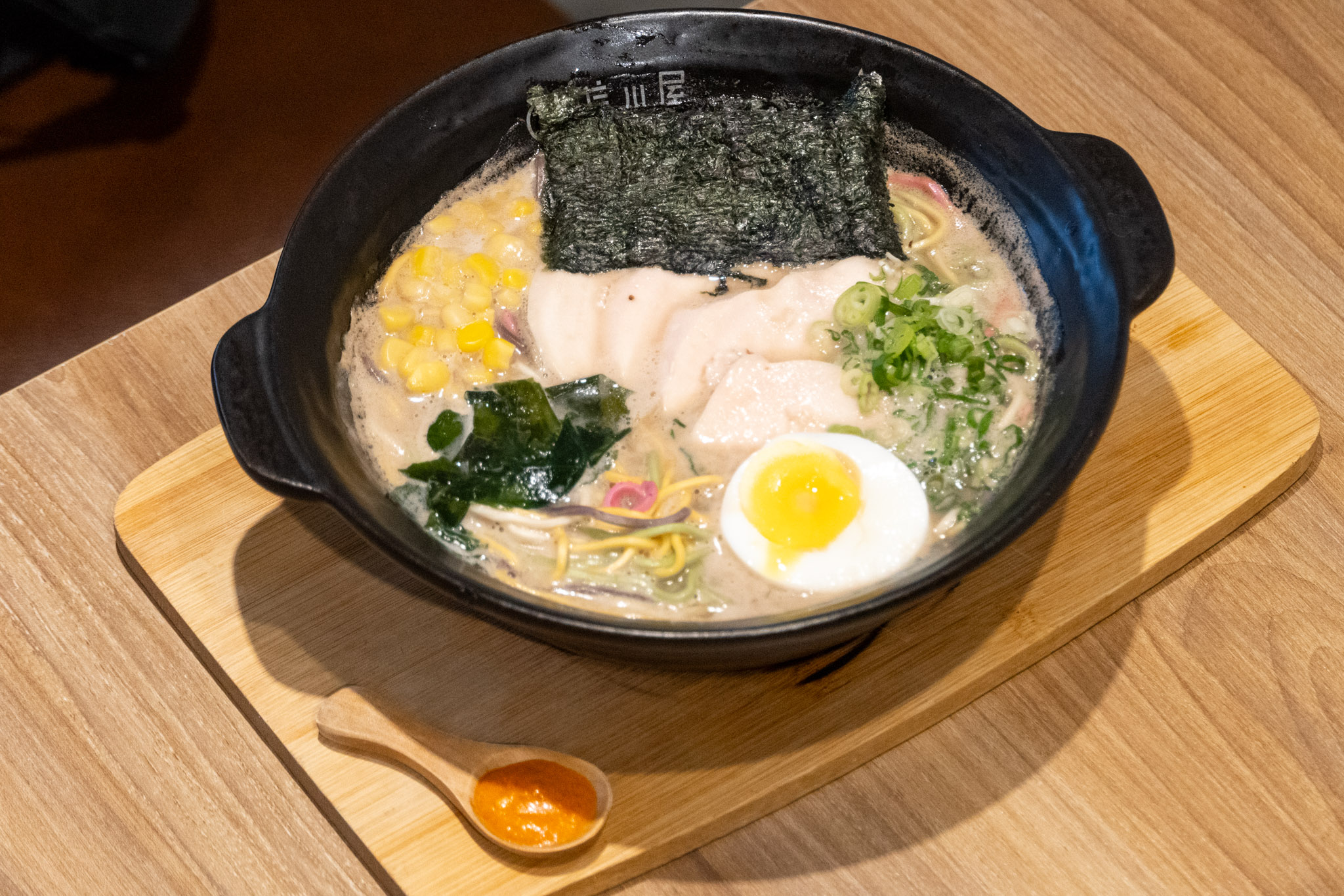 台中｜信川屋博多豚骨拉麵店｜勤美隱藏巷弄激推拉麵店 一吃就回不去的彩虹拉麵