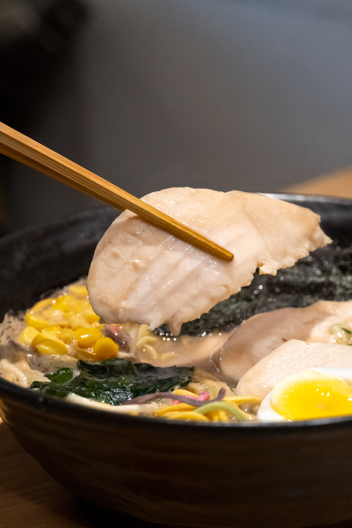 台中｜信川屋博多豚骨拉麵店｜勤美隱藏巷弄激推拉麵店 一吃就回不去的彩虹拉麵