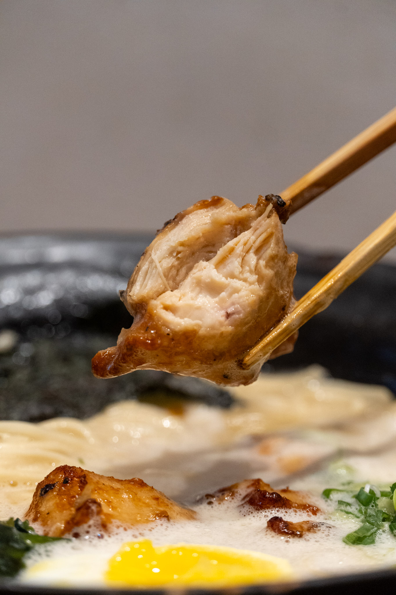 台中｜信川屋博多豚骨拉麵店｜勤美隱藏巷弄激推拉麵店 一吃就回不去的彩虹拉麵