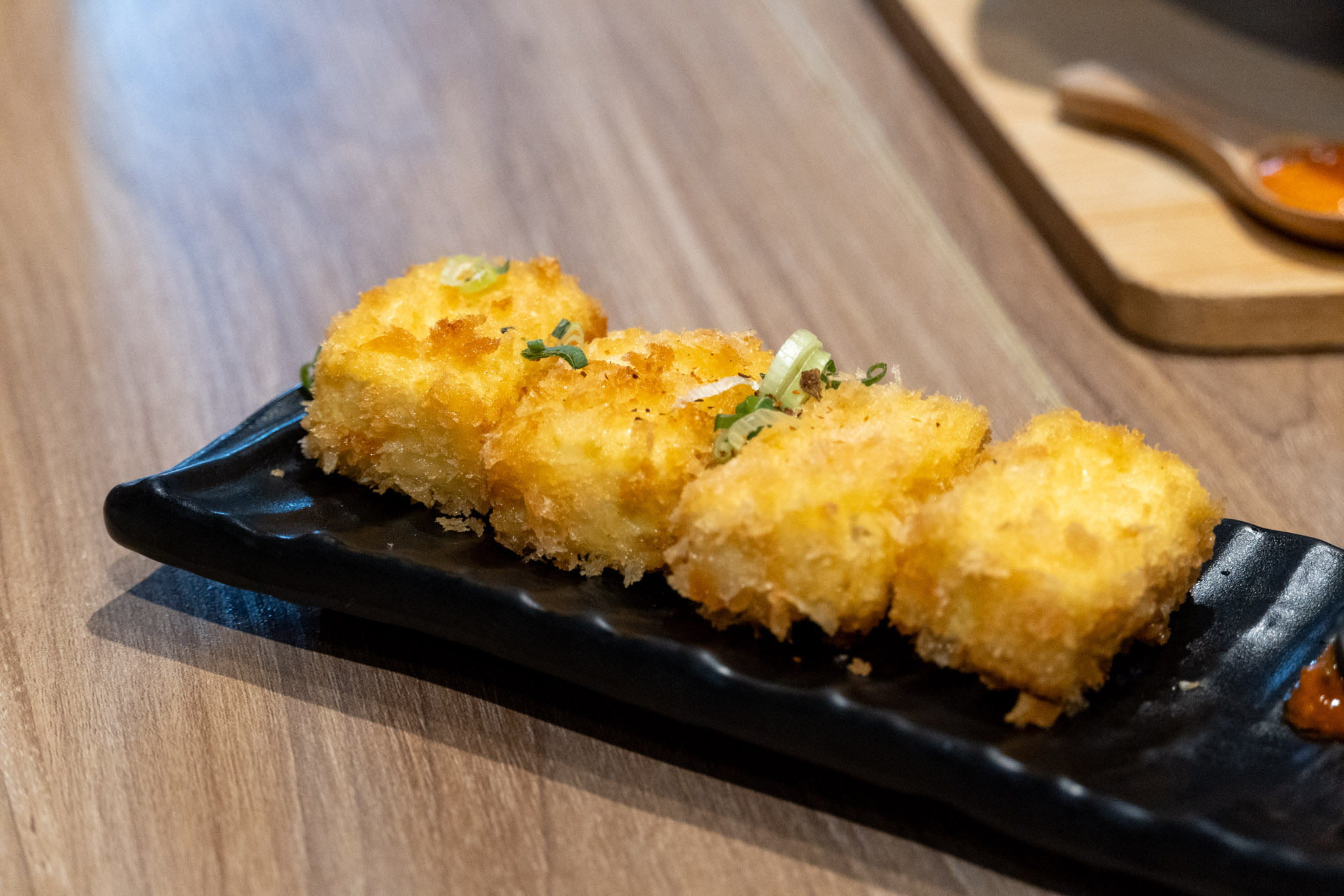 台中｜信川屋博多豚骨拉麵店｜勤美隱藏巷弄激推拉麵店 一吃就回不去的彩虹拉麵