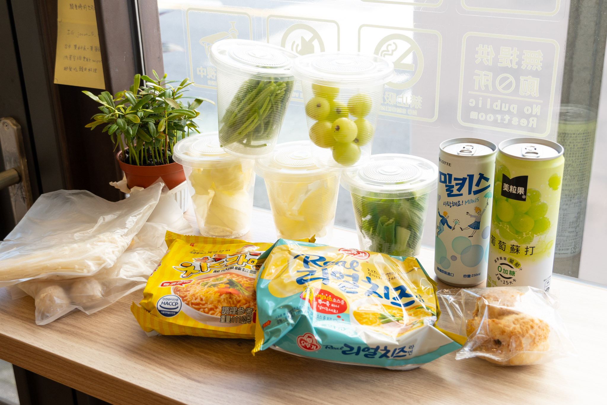 台中｜遊盒麵崇德店｜台中北屯宵夜必收 24 小時無人泡麵店 隨時吃得到泡麵＋甜點