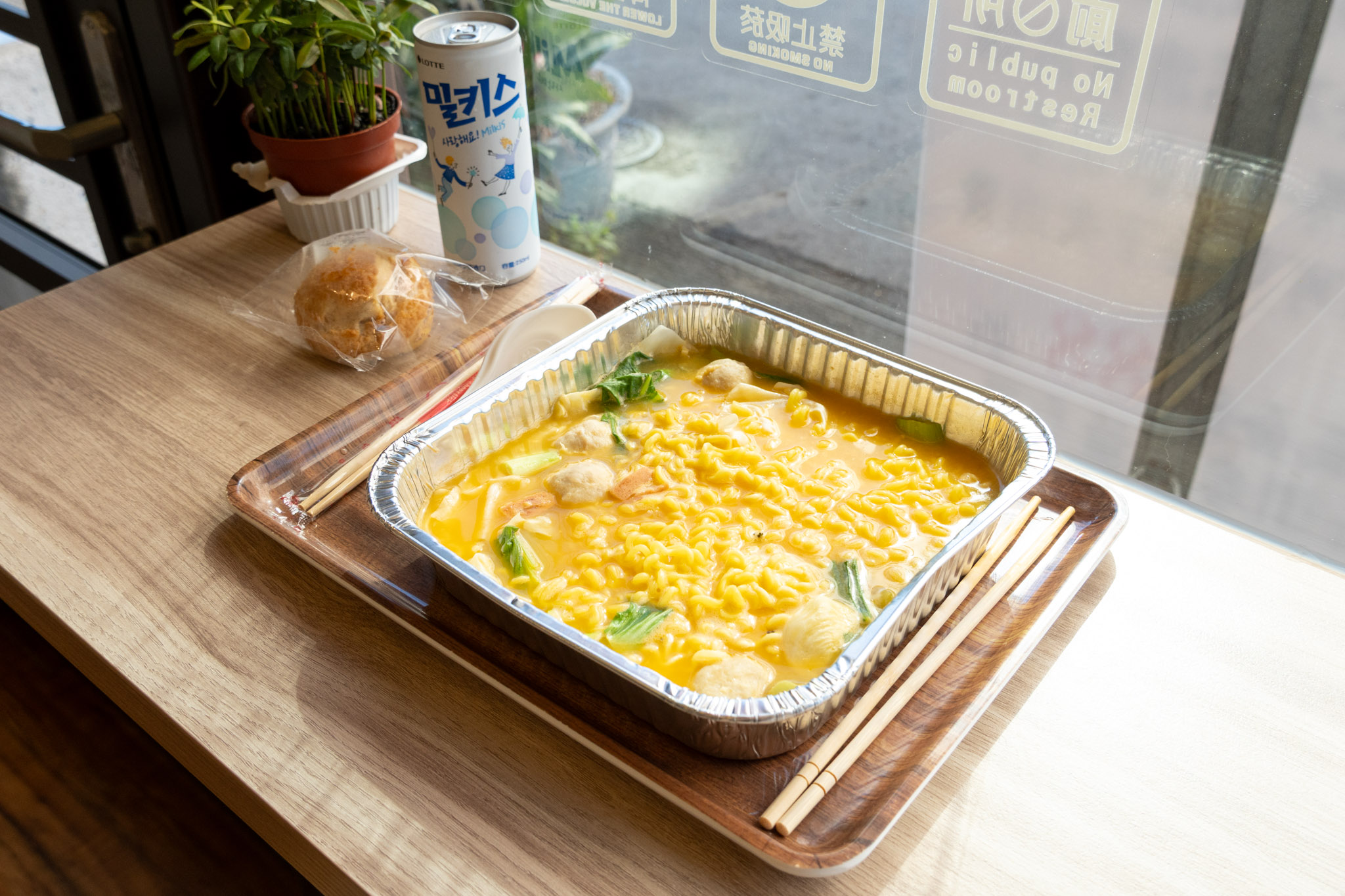 台中｜遊盒麵崇德店｜台中北屯宵夜必收 24 小時無人泡麵店 隨時吃得到泡麵＋甜點