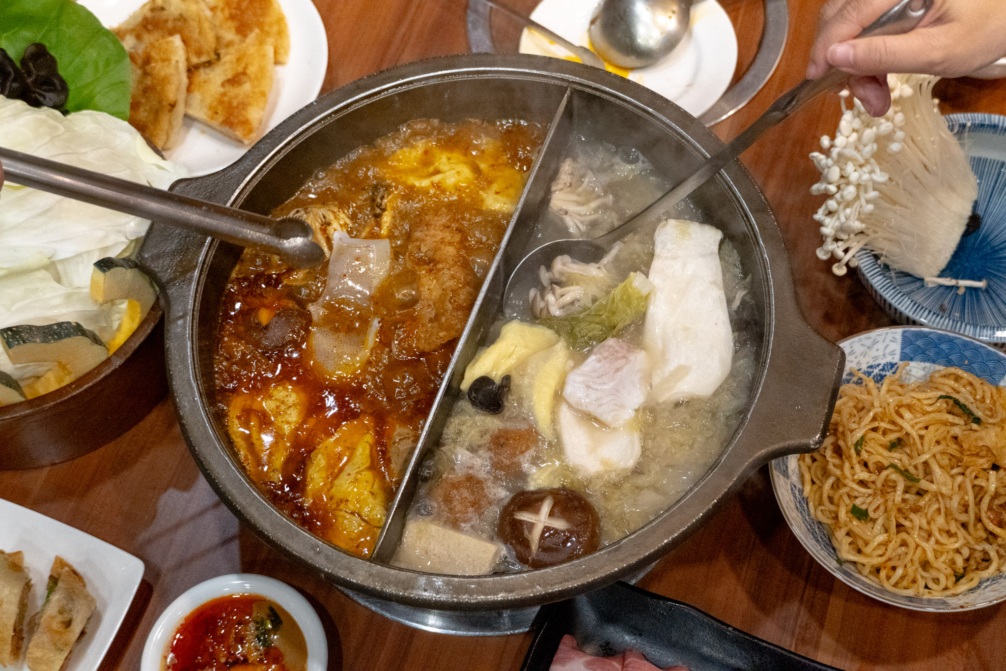 台中｜大紅燈籠 東北酸菜白肉鍋｜台中太平必吃酸菜白肉鍋 搭配捲餅、手工家常餅超加分