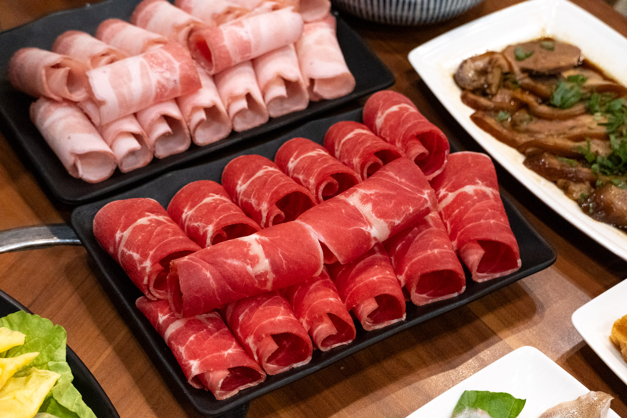 台中｜大紅燈籠 東北酸菜白肉鍋｜台中太平必吃酸菜白肉鍋 搭配捲餅、手工家常餅超加分