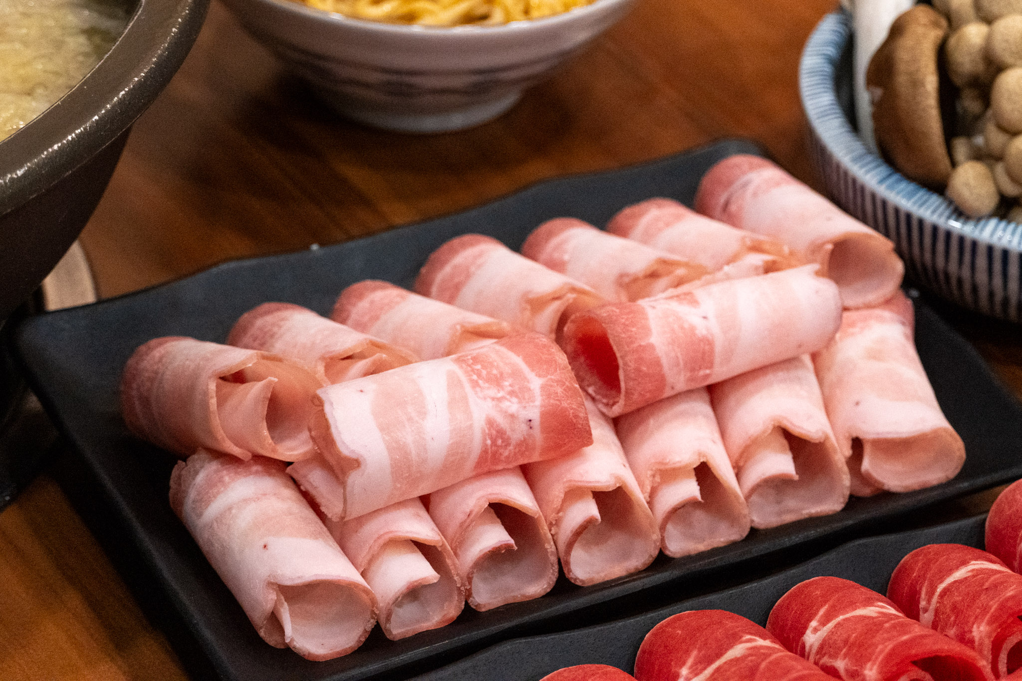 台中｜大紅燈籠 東北酸菜白肉鍋｜台中太平必吃酸菜白肉鍋 搭配捲餅、手工家常餅超加分