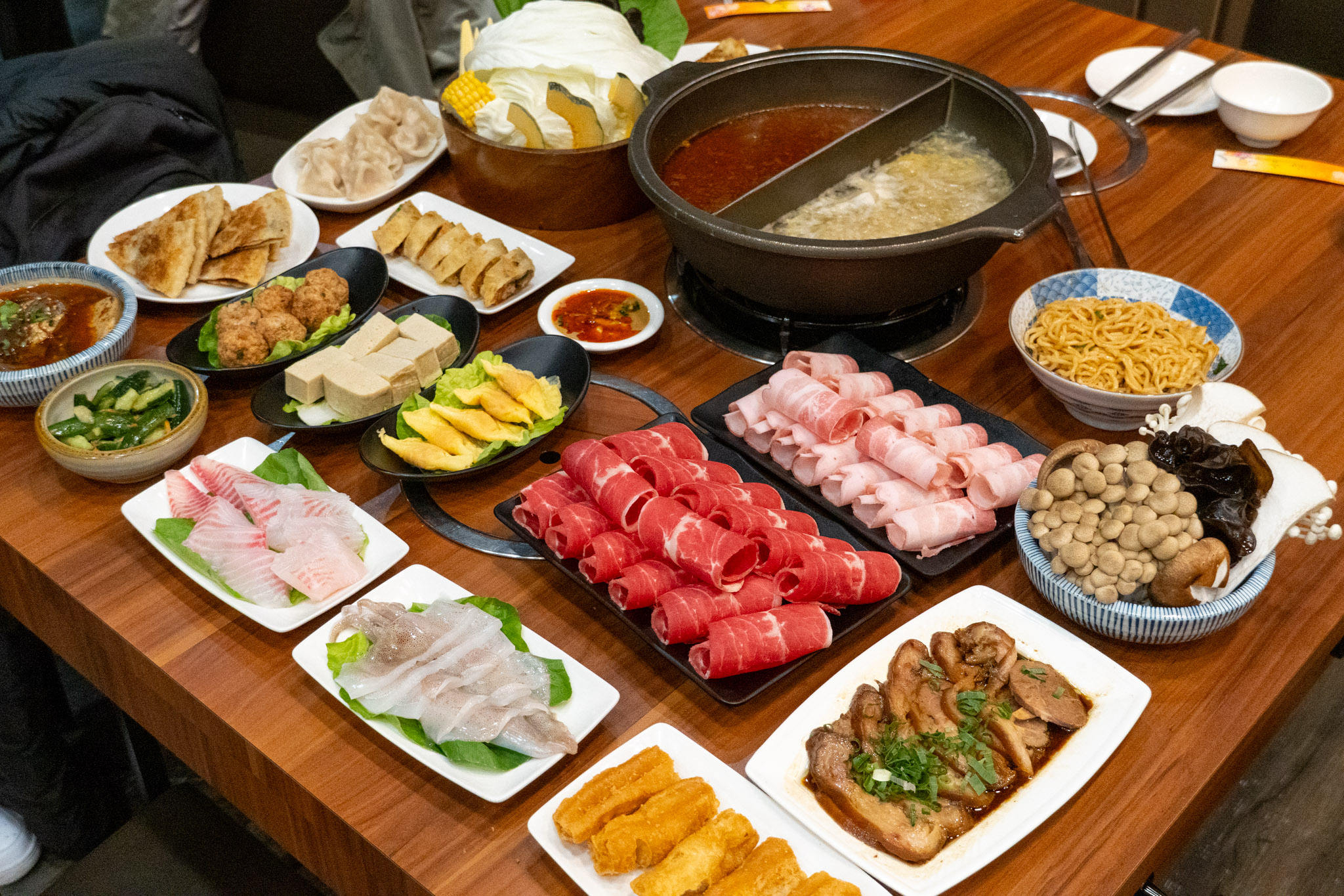 台中｜大紅燈籠 東北酸菜白肉鍋｜台中太平必吃酸菜白肉鍋 搭配捲餅、手工家常餅超加分