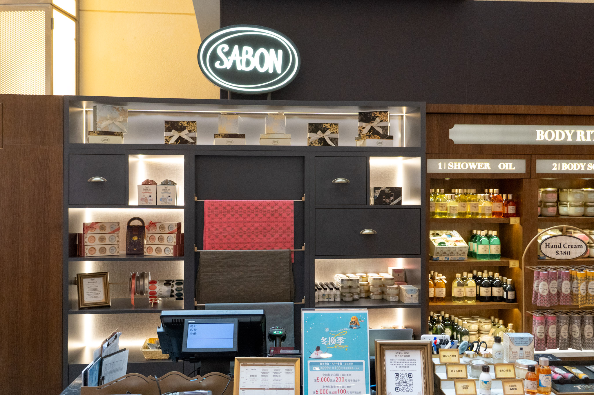 桃園|大江國際購物中心|不知道去哪?那就去大江!桃園大江購物中心驚喜大爆發,打卡+優惠+新品牌一網打盡,讓你一進去就逛到不想出來,全桃最美打卡 Mall! 桃園|大江國際購物中心|不知道去哪?那就去大江!桃園大江購物中心驚喜大爆發,打卡+優惠+新品牌一網打盡,讓你一進去就逛到不想出來,全桃最美打卡 Mall!