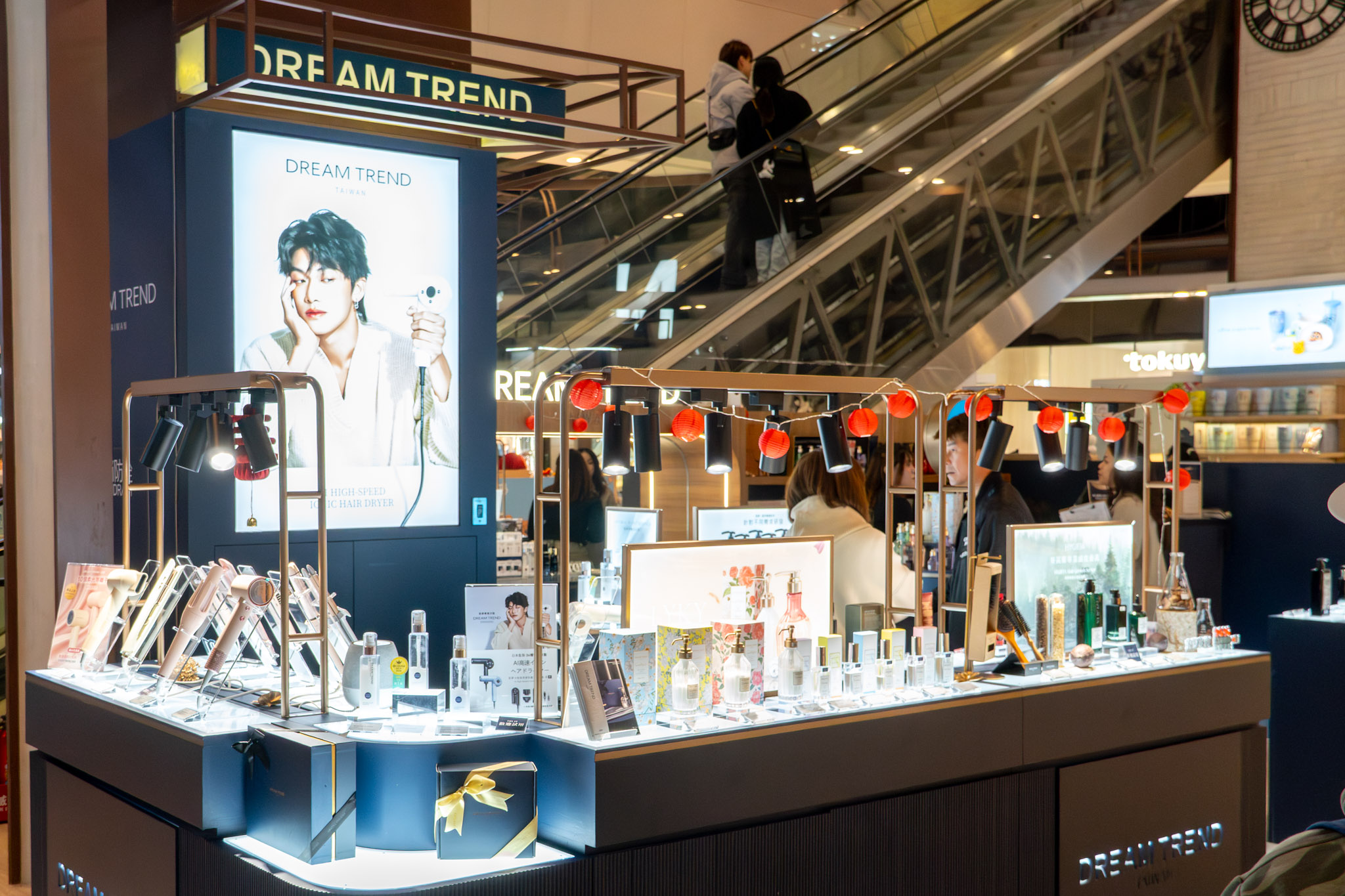 桃園|大江國際購物中心|不知道去哪?那就去大江!桃園大江購物中心驚喜大爆發,打卡+優惠+新品牌一網打盡,讓你一進去就逛到不想出來,全桃最美打卡 Mall! 桃園|大江國際購物中心|不知道去哪?那就去大江!桃園大江購物中心驚喜大爆發,打卡+優惠+新品牌一網打盡,讓你一進去就逛到不想出來,全桃最美打卡 Mall!