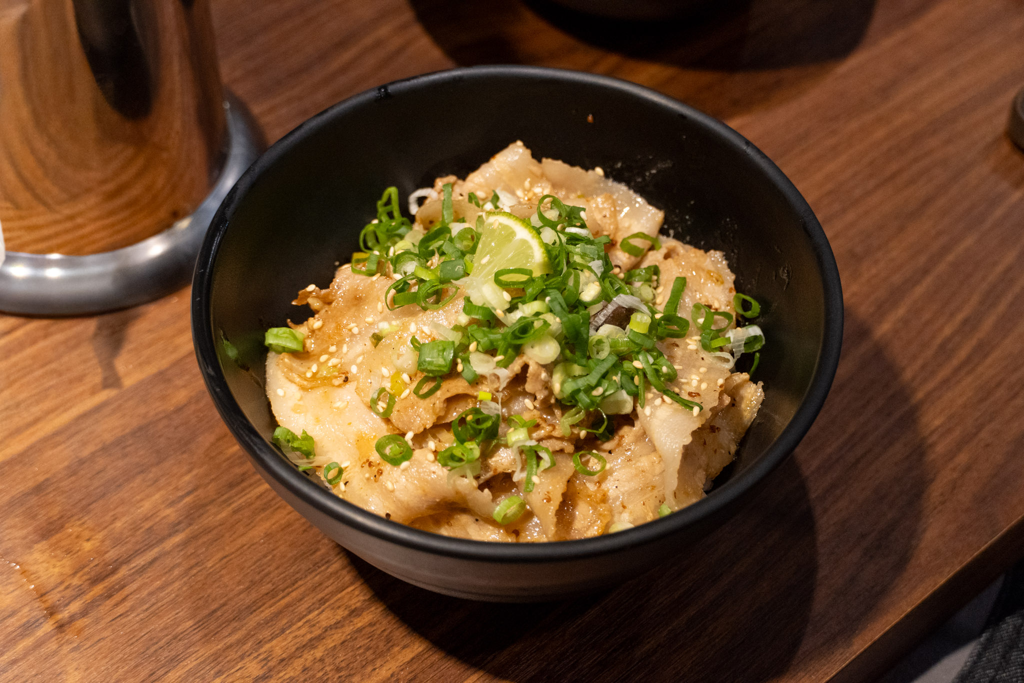 台北｜佐藤精肉店｜日式丼飯推薦 回歸日本家常風味的烤五花豚丼 簡單卻一吃就上癮