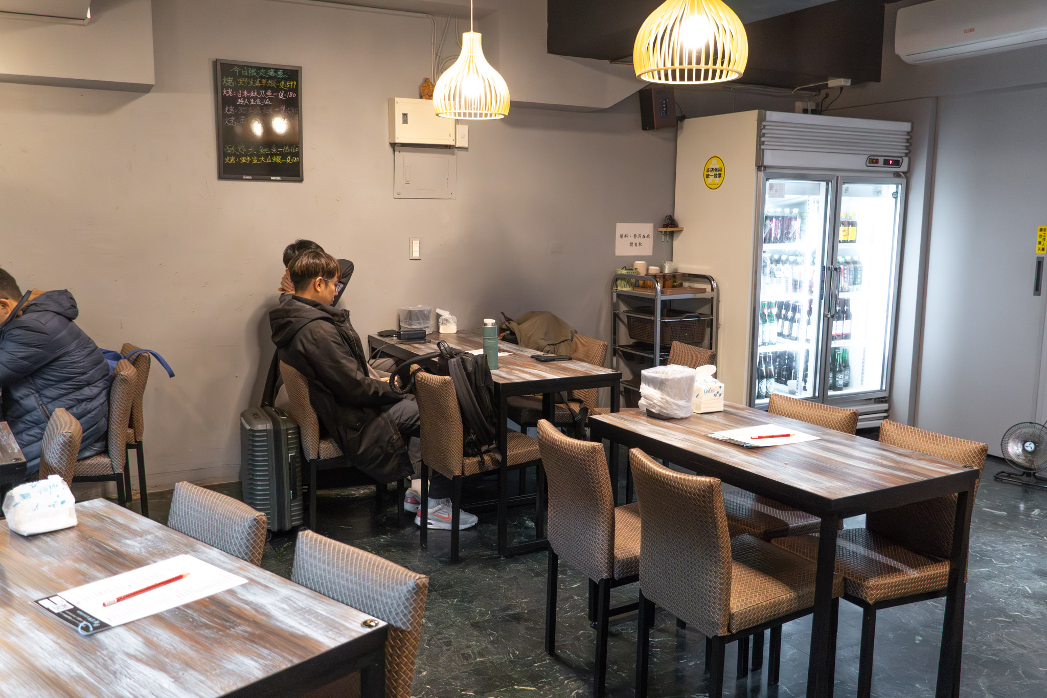 台北｜澎湖頂鮮海鮮燒烤鍋物｜澎湖直送海鮮在台北就吃得到 新鮮度有感 烤小卷、烤魚、白蝦都是一吃就懂