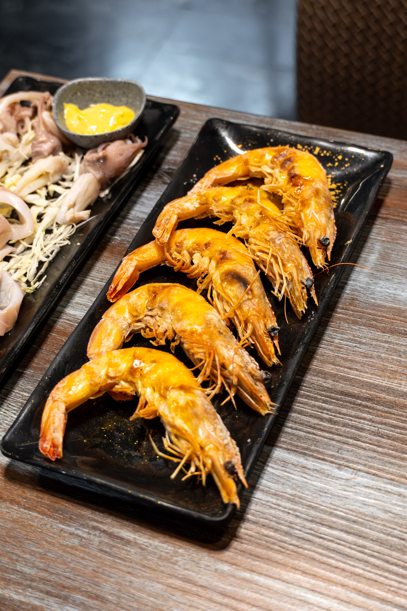 台北｜澎湖頂鮮海鮮燒烤鍋物｜澎湖直送海鮮在台北就吃得到 新鮮度有感 烤小卷、烤魚、白蝦都是一吃就懂