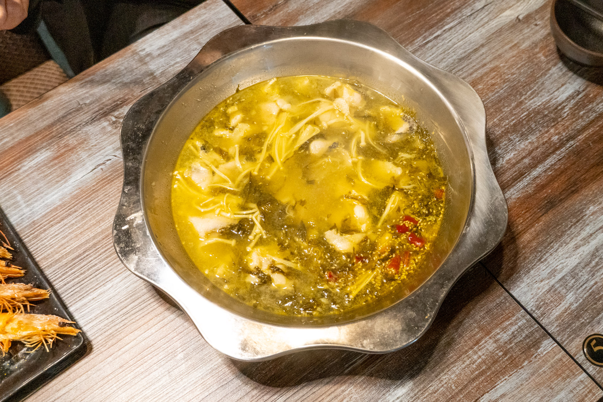 台北｜澎湖頂鮮海鮮燒烤鍋物｜澎湖直送海鮮在台北就吃得到 新鮮度有感 烤小卷、烤魚、白蝦都是一吃就懂