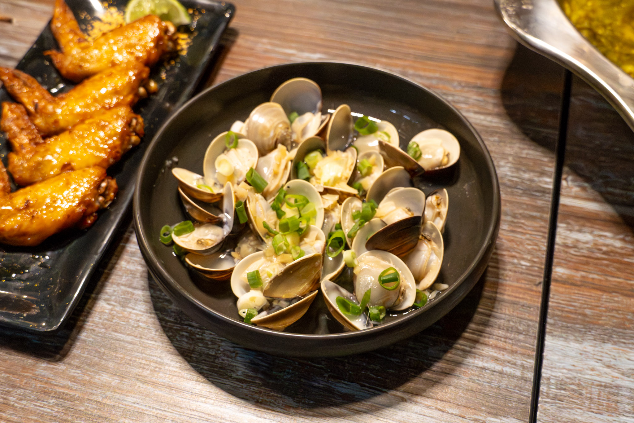 台北｜澎湖頂鮮海鮮燒烤鍋物｜澎湖直送海鮮在台北就吃得到 新鮮度有感 烤小卷、烤魚、白蝦都是一吃就懂