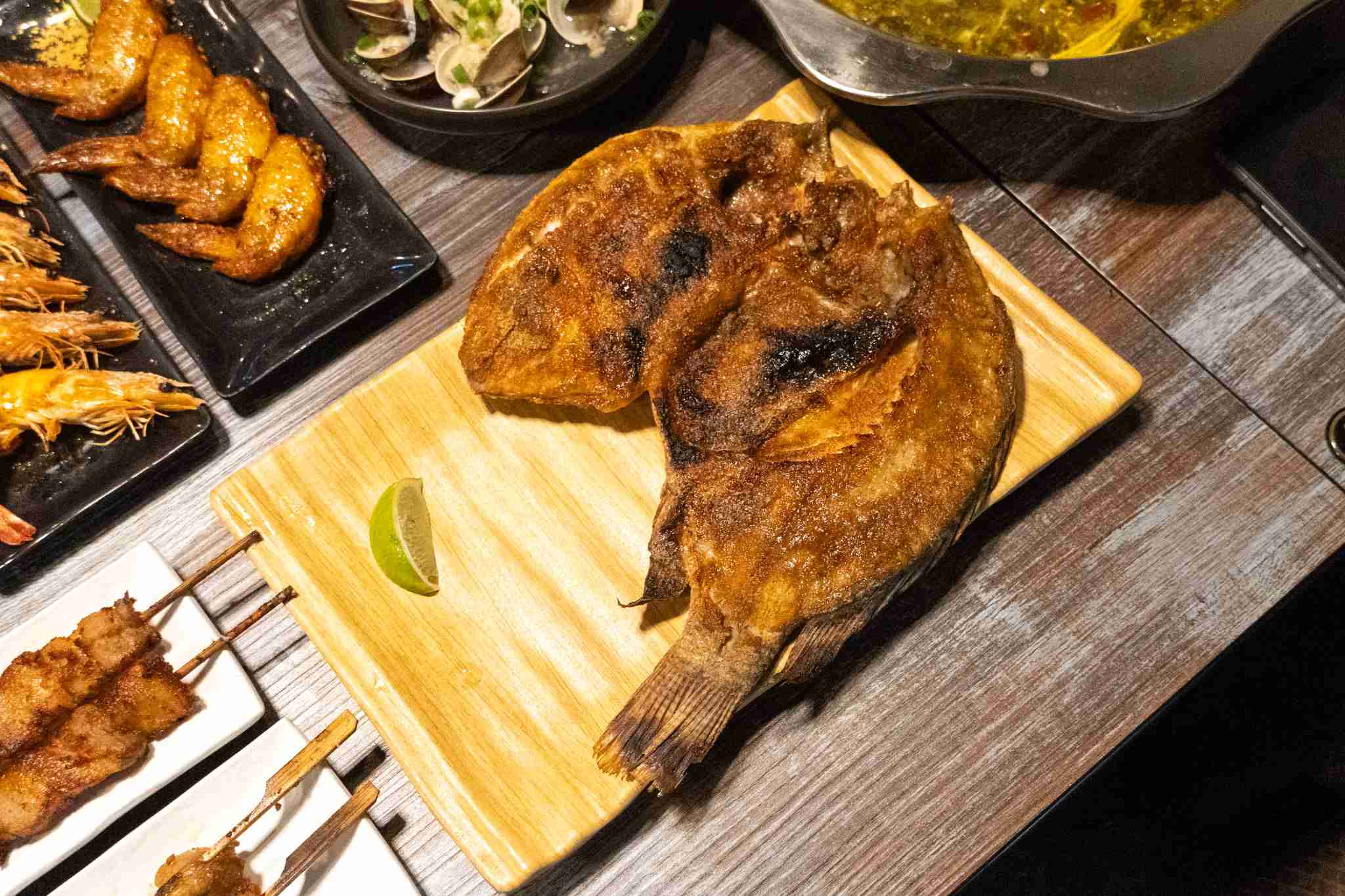 台北｜澎湖頂鮮海鮮燒烤鍋物｜澎湖直送海鮮在台北就吃得到 新鮮度有感 烤小卷、烤魚、白蝦都是一吃就懂