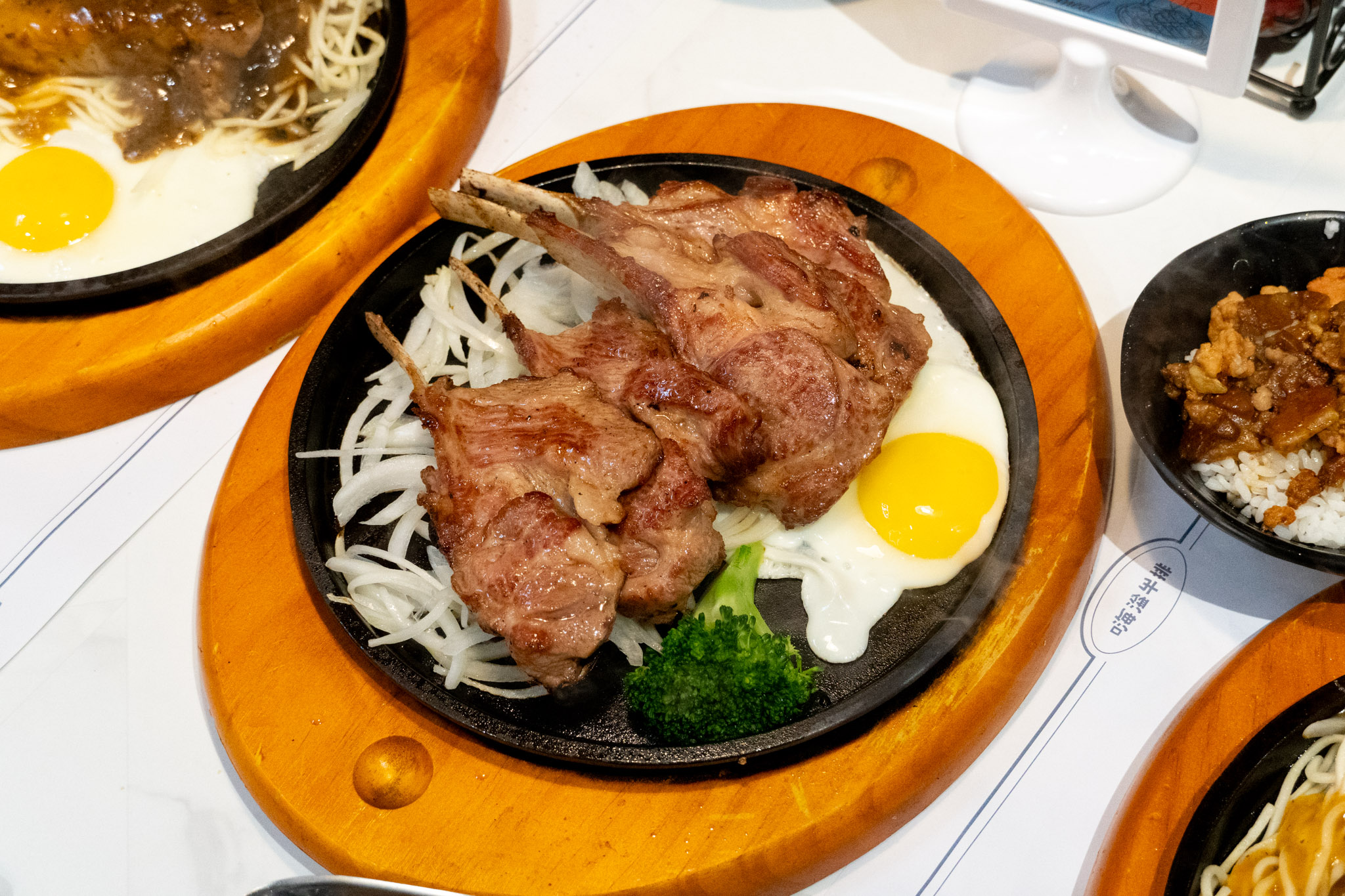 彰化｜嗨溢牛排｜員林這間牛排一定會讓你想回訪 380元起自助吧吃到飽 這肉量我真的嚇到