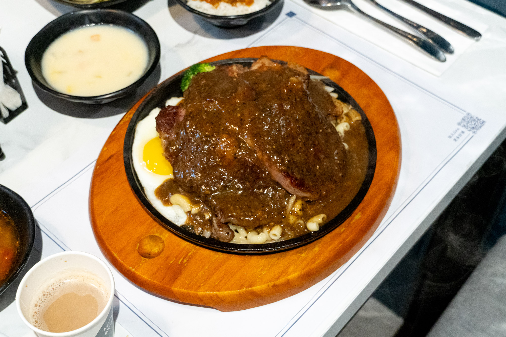 彰化｜嗨溢牛排｜員林這間牛排一定會讓你想回訪 380元起自助吧吃到飽 這肉量我真的嚇到