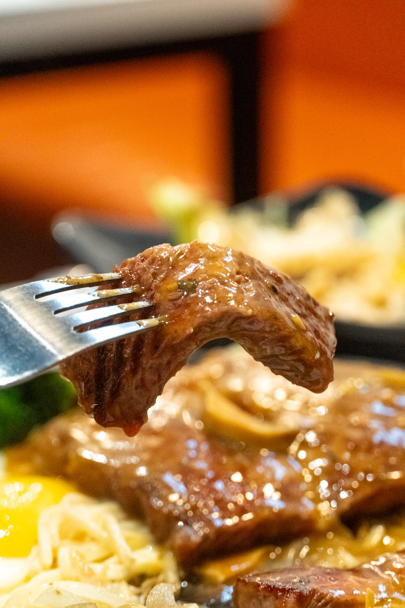 彰化｜嗨溢牛排｜員林這間牛排一定會讓你想回訪 380元起自助吧吃到飽 這肉量我真的嚇到