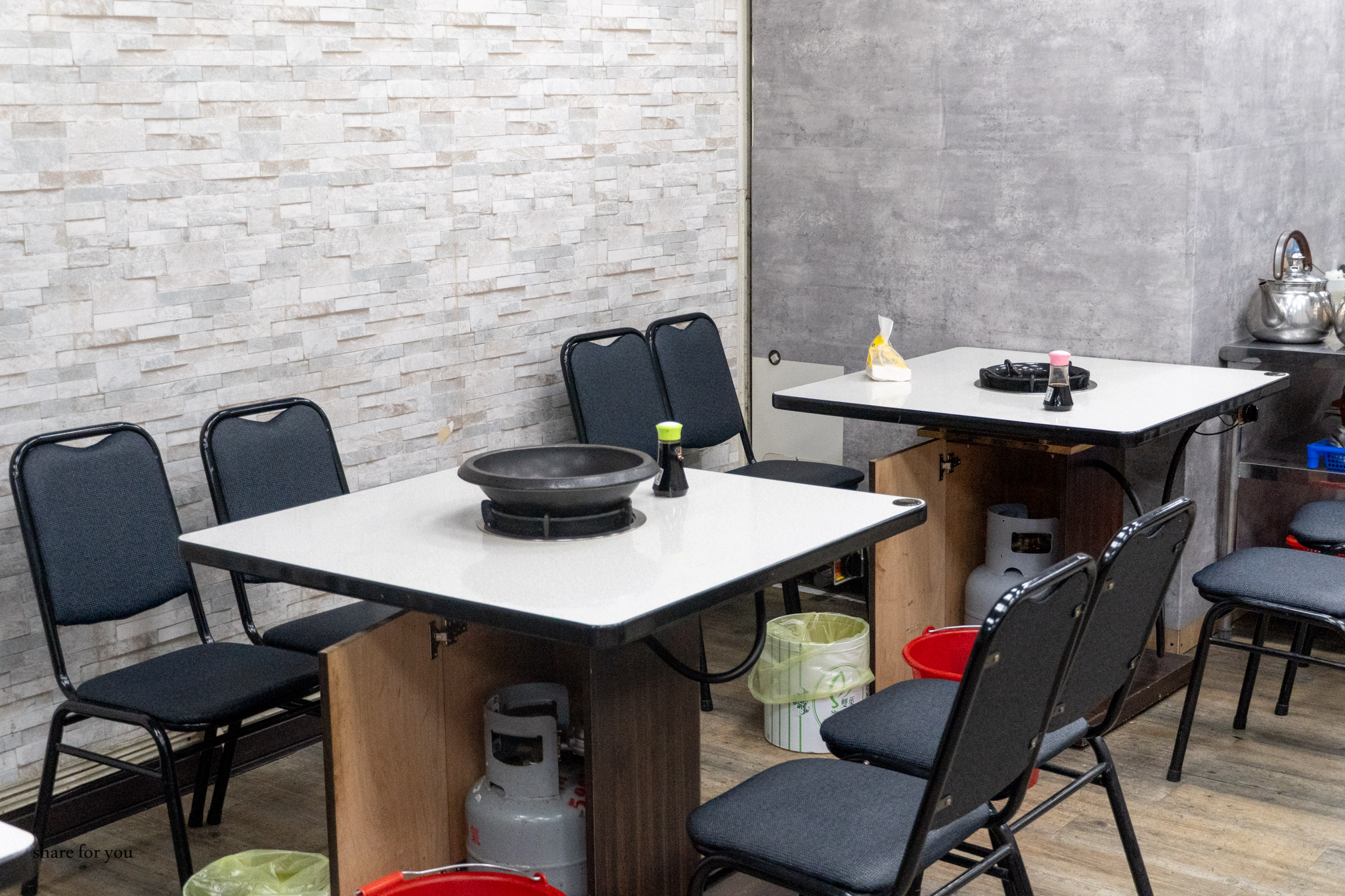 新竹｜大湖口火鍋城｜老街旁必吃石頭火鍋 桌邊爆炒香氣＋百元肉盤超高CP值