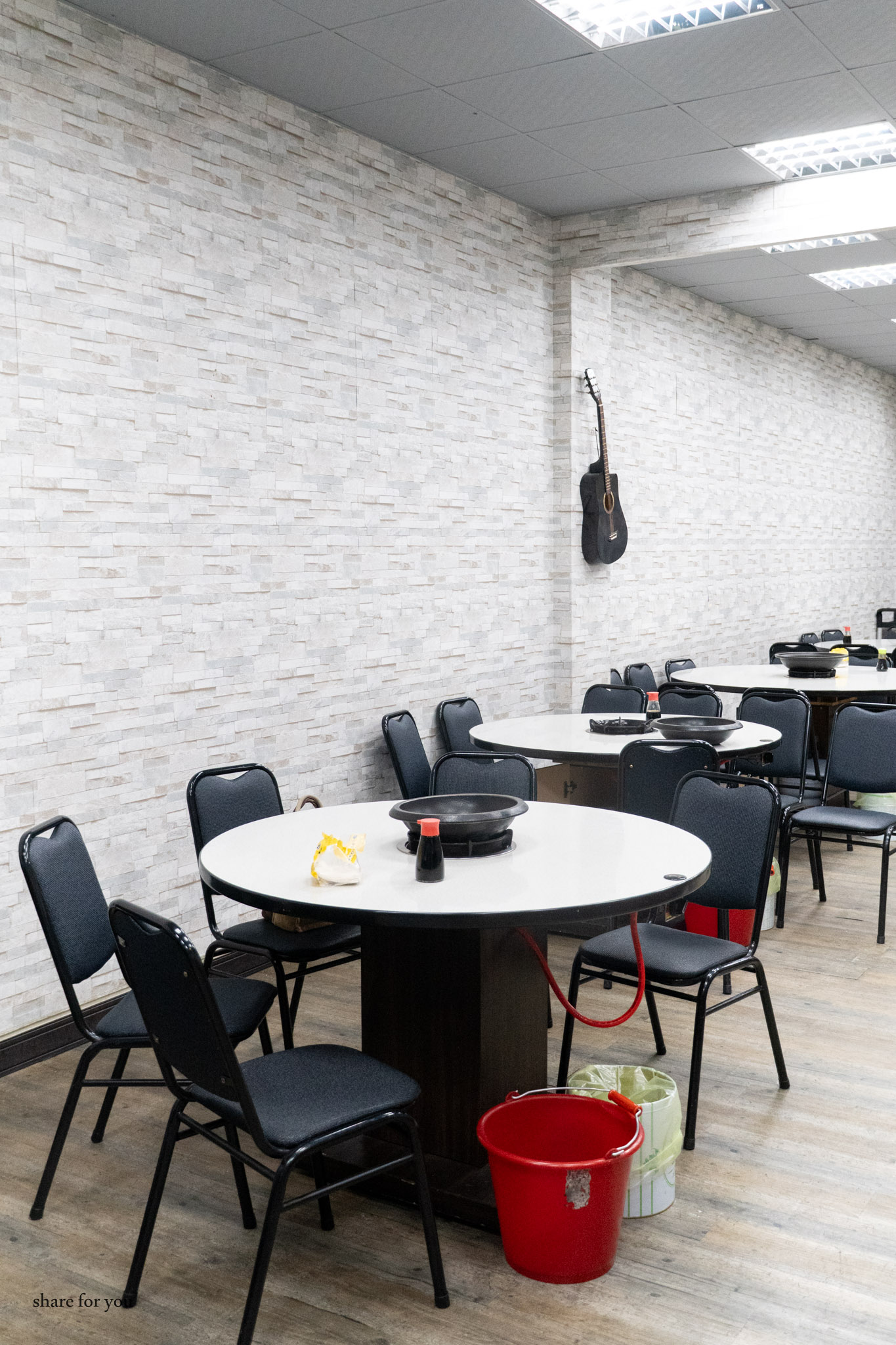 新竹｜大湖口火鍋城｜老街旁必吃石頭火鍋 桌邊爆炒香氣＋百元肉盤超高CP值