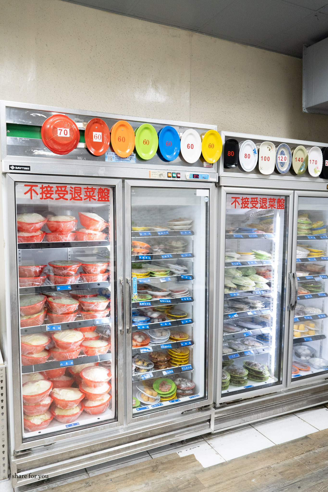 新竹｜大湖口火鍋城｜老街旁必吃石頭火鍋 桌邊爆炒香氣＋百元肉盤超高CP值