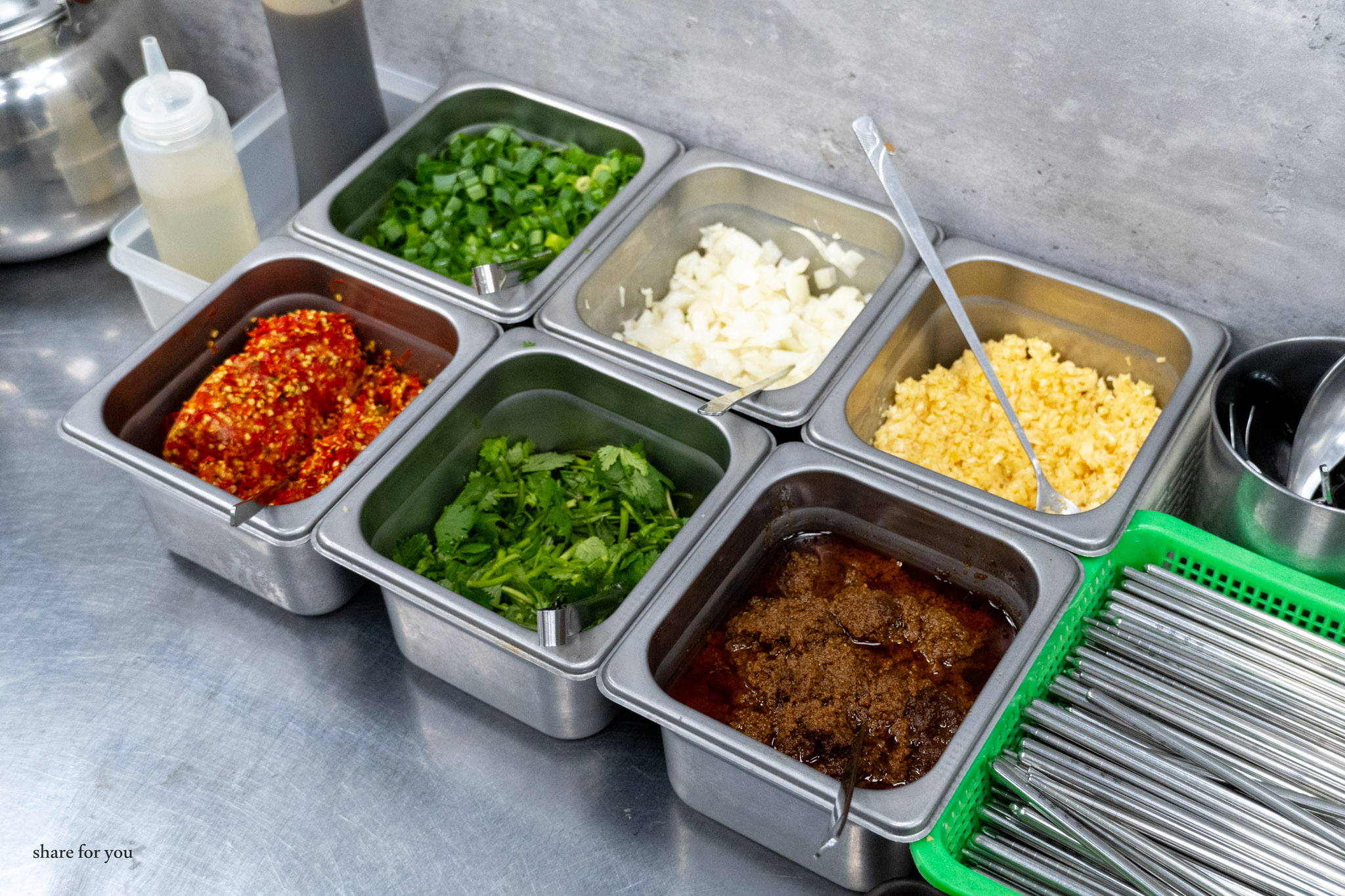 新竹｜大湖口火鍋城｜老街旁必吃石頭火鍋 桌邊爆炒香氣＋百元肉盤超高CP值