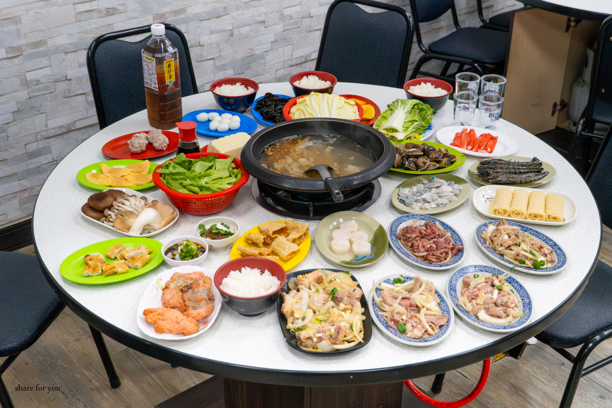 新竹｜大湖口火鍋城｜老街旁必吃石頭火鍋 桌邊爆炒香氣＋百元肉盤超高CP值