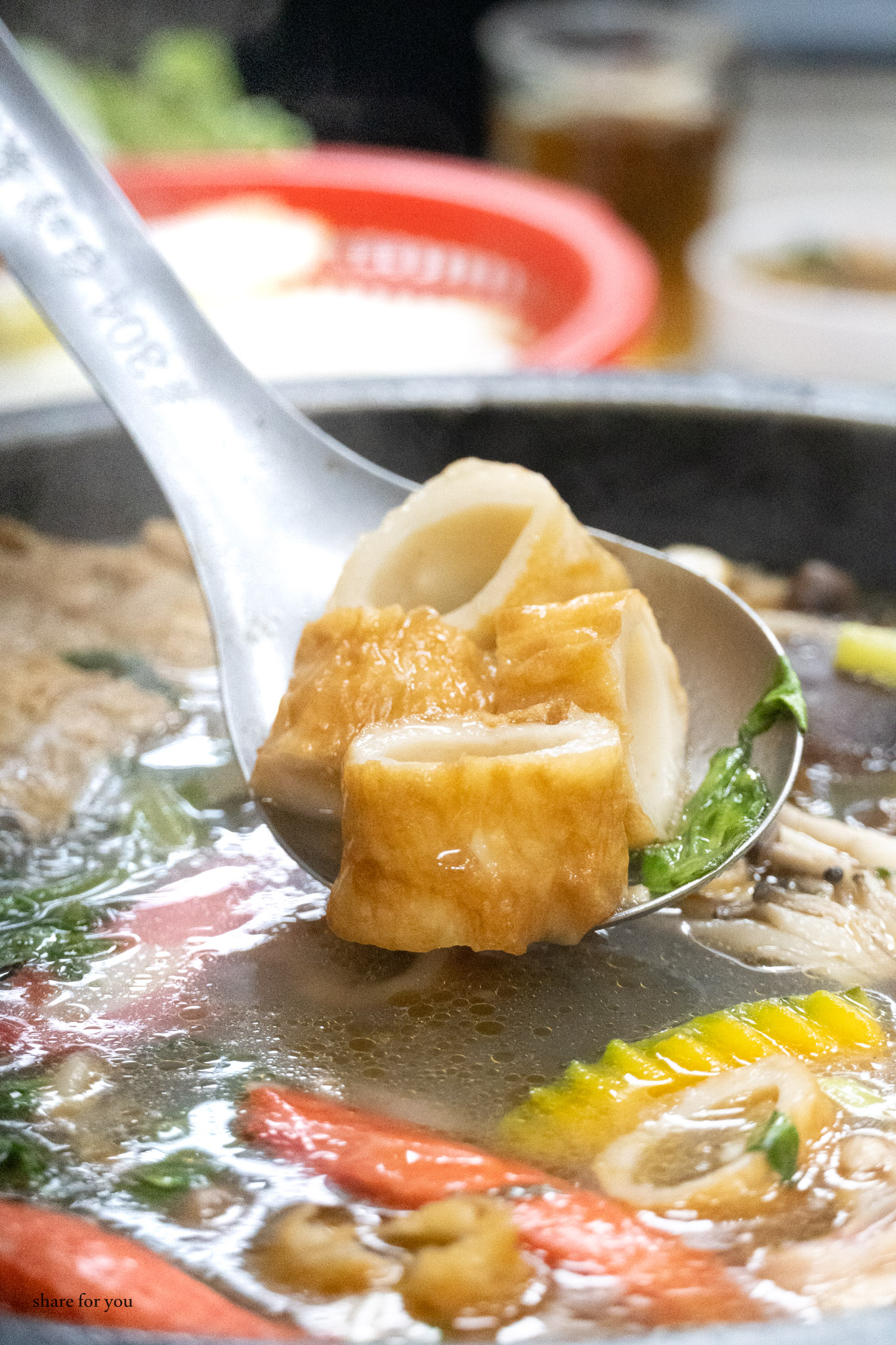 新竹｜大湖口火鍋城｜老街旁必吃石頭火鍋 桌邊爆炒香氣＋百元肉盤超高CP值